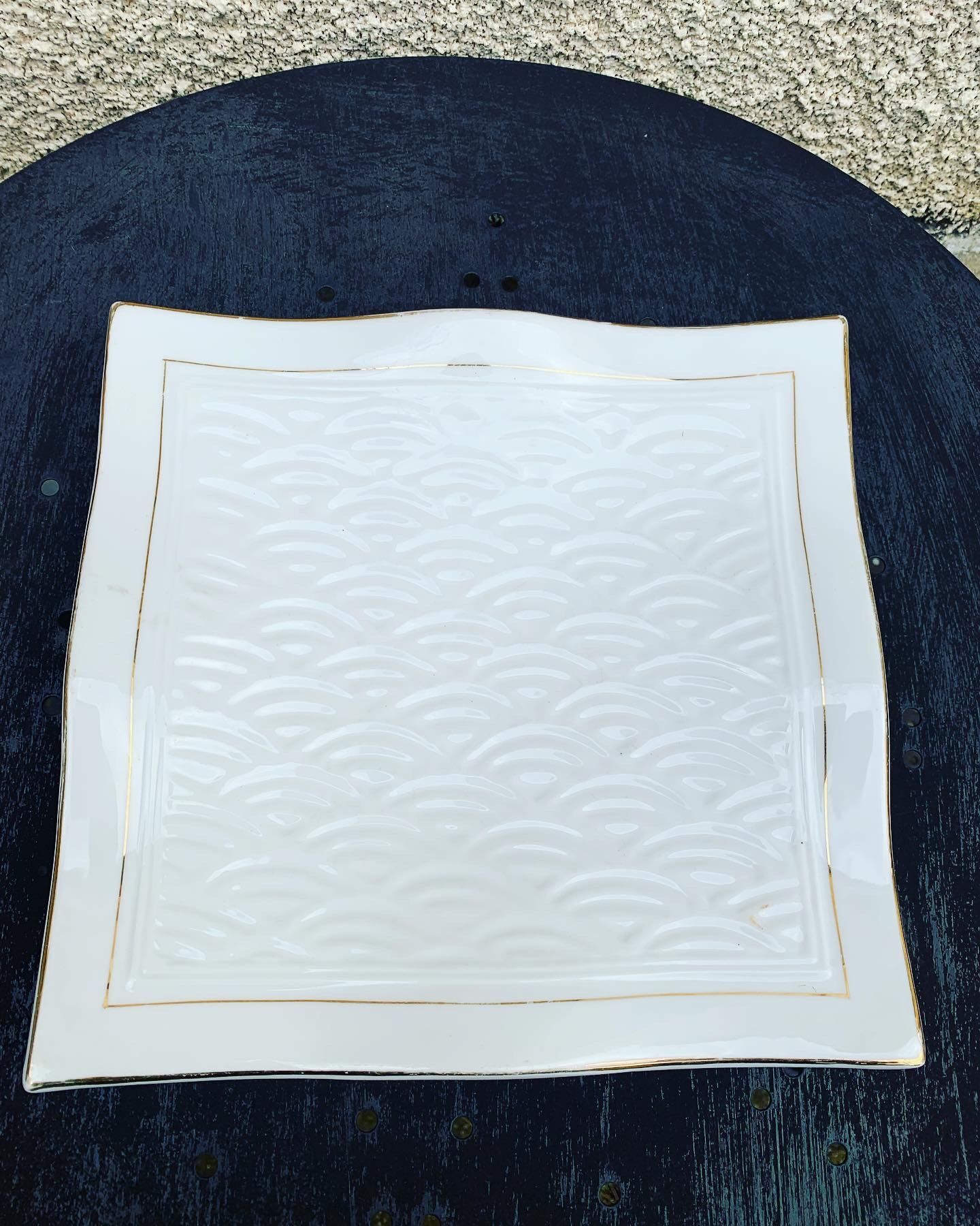 6 white glazed ceramic plates vague design and contemporary patterns