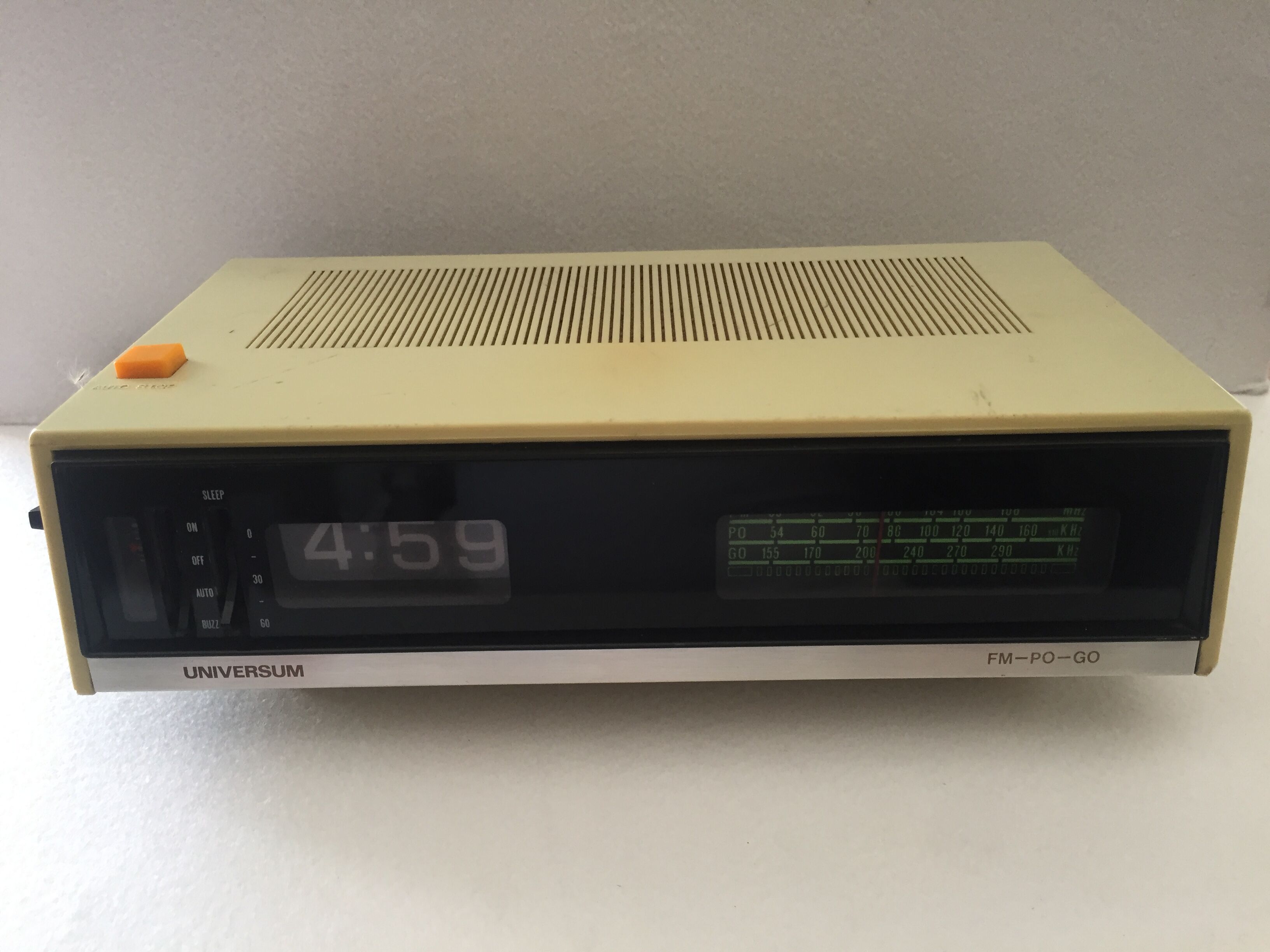 Old vintage electric alarm clock radio universum dcr-011 slat model