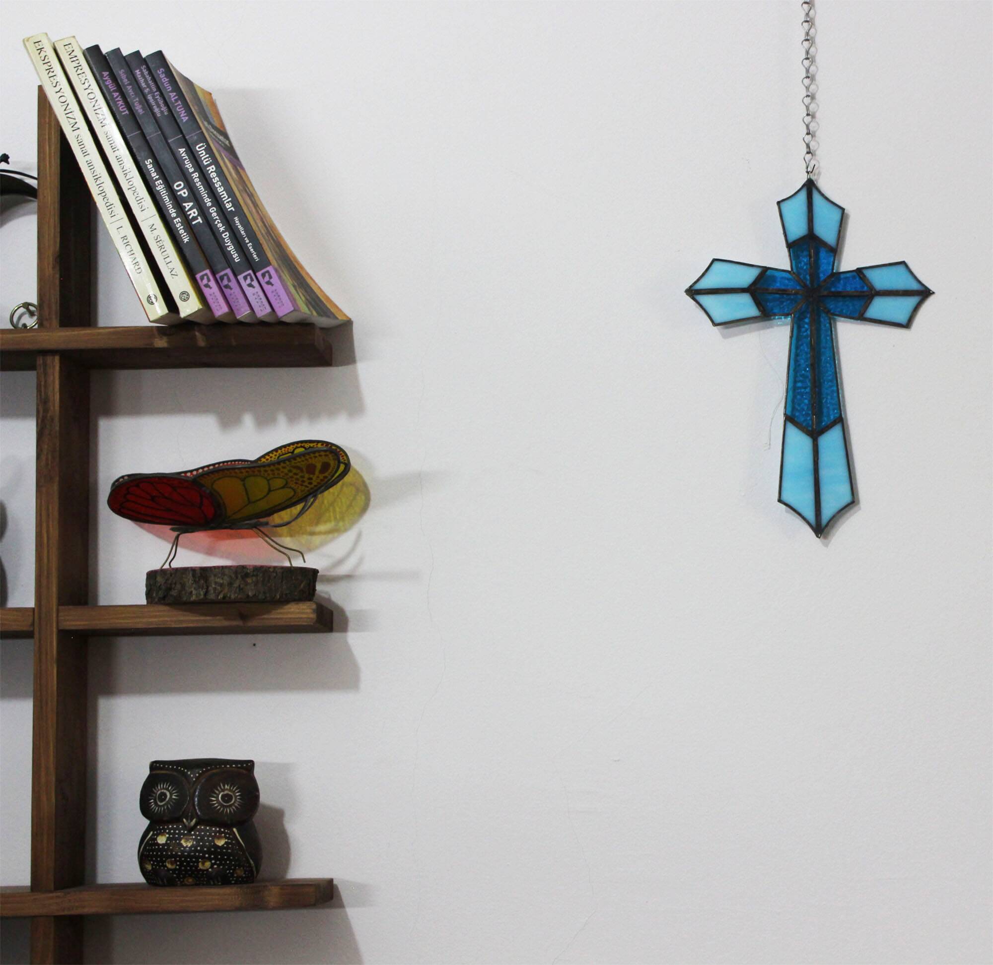 Vitrail Artisanal Croix – Verre Coloré Bleu – 40 × 50 cm – Pièce Unique