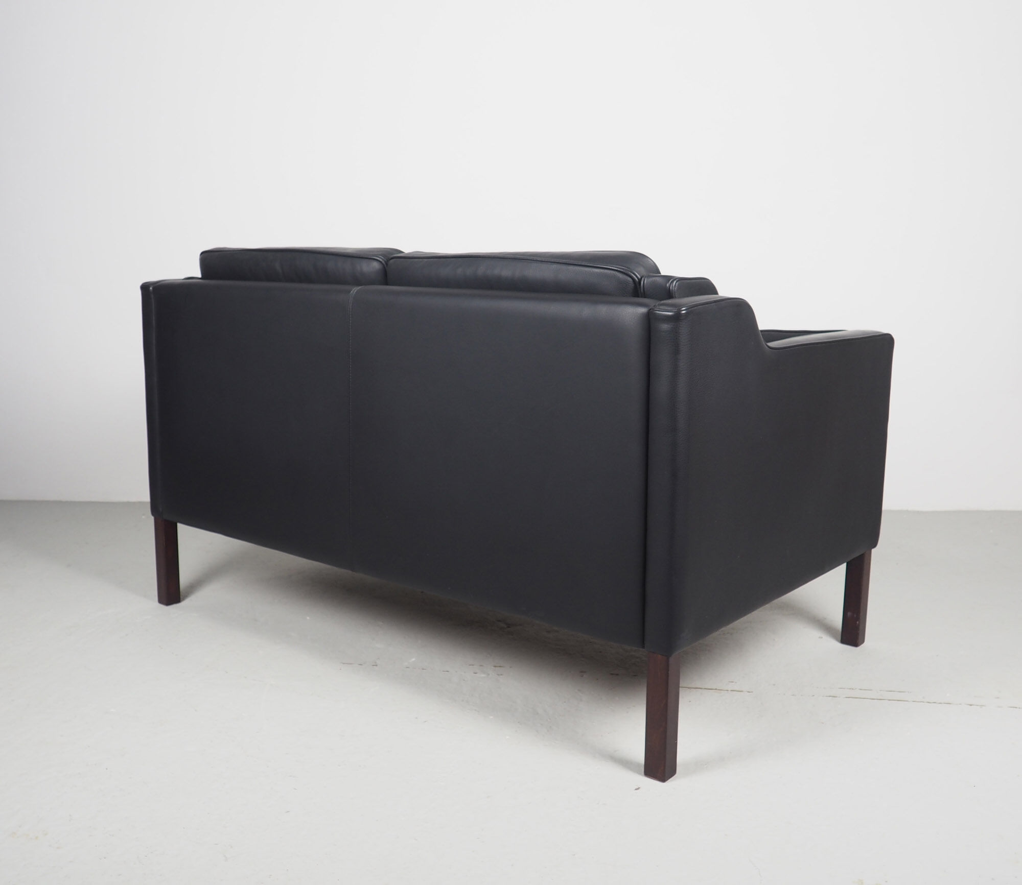 Canapé 2 places vintage de cuir noir par Stouby
