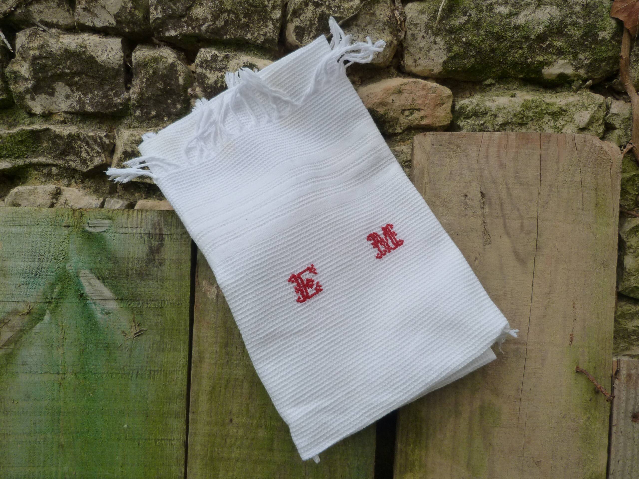 Old towel in white bee-niz cotton and red embroidery EM