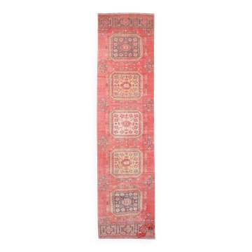 Tapis couloir vintage corail et beige aux motifs orientaux adoucis