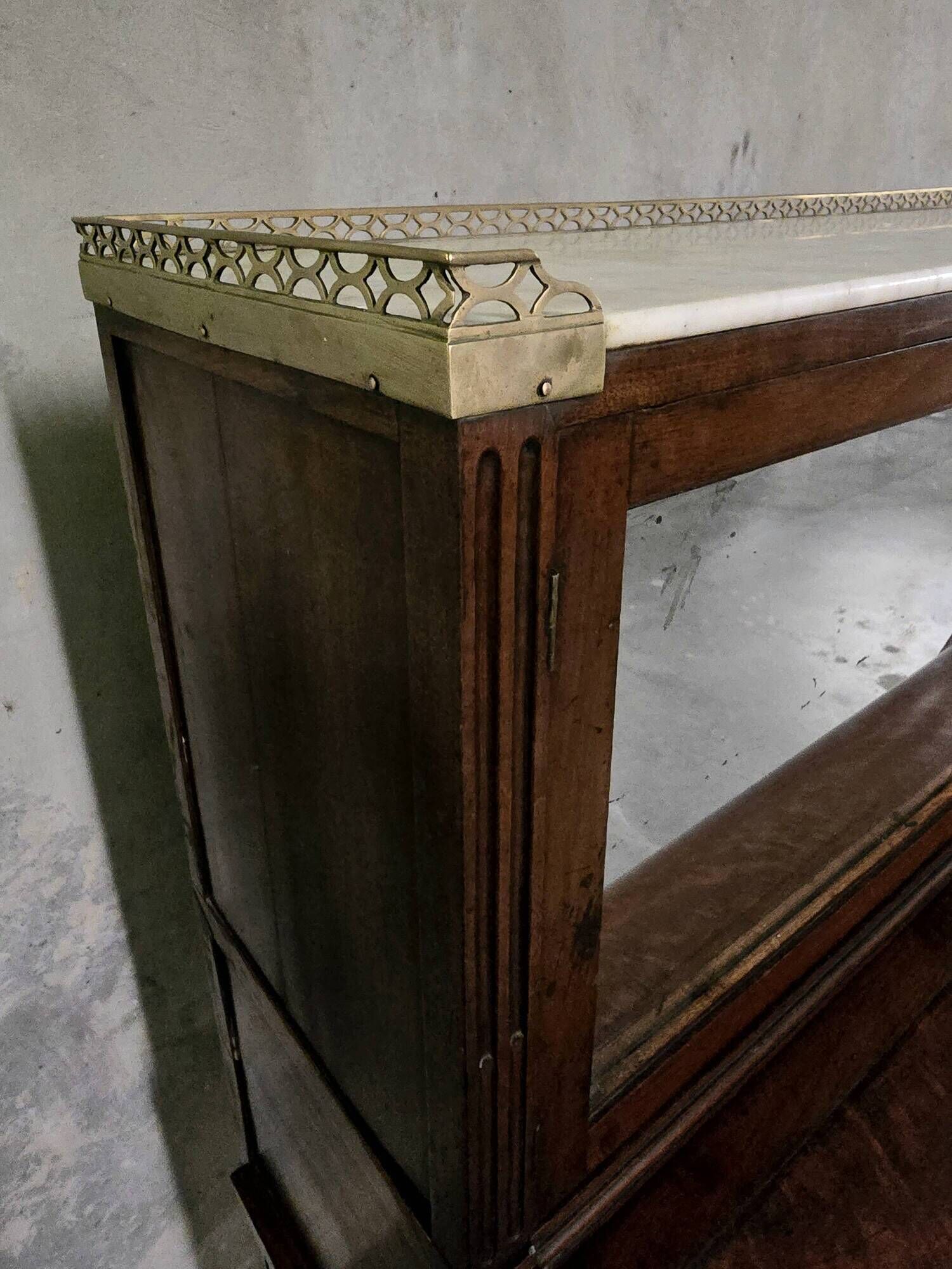 Cylinder desk in mahogany and mahogany veneer, Louis XVI style, 19th century.