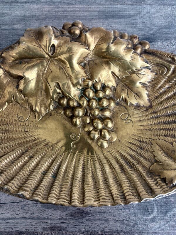 Superbe plateau ancien en laiton aux raisins Art Nouveau