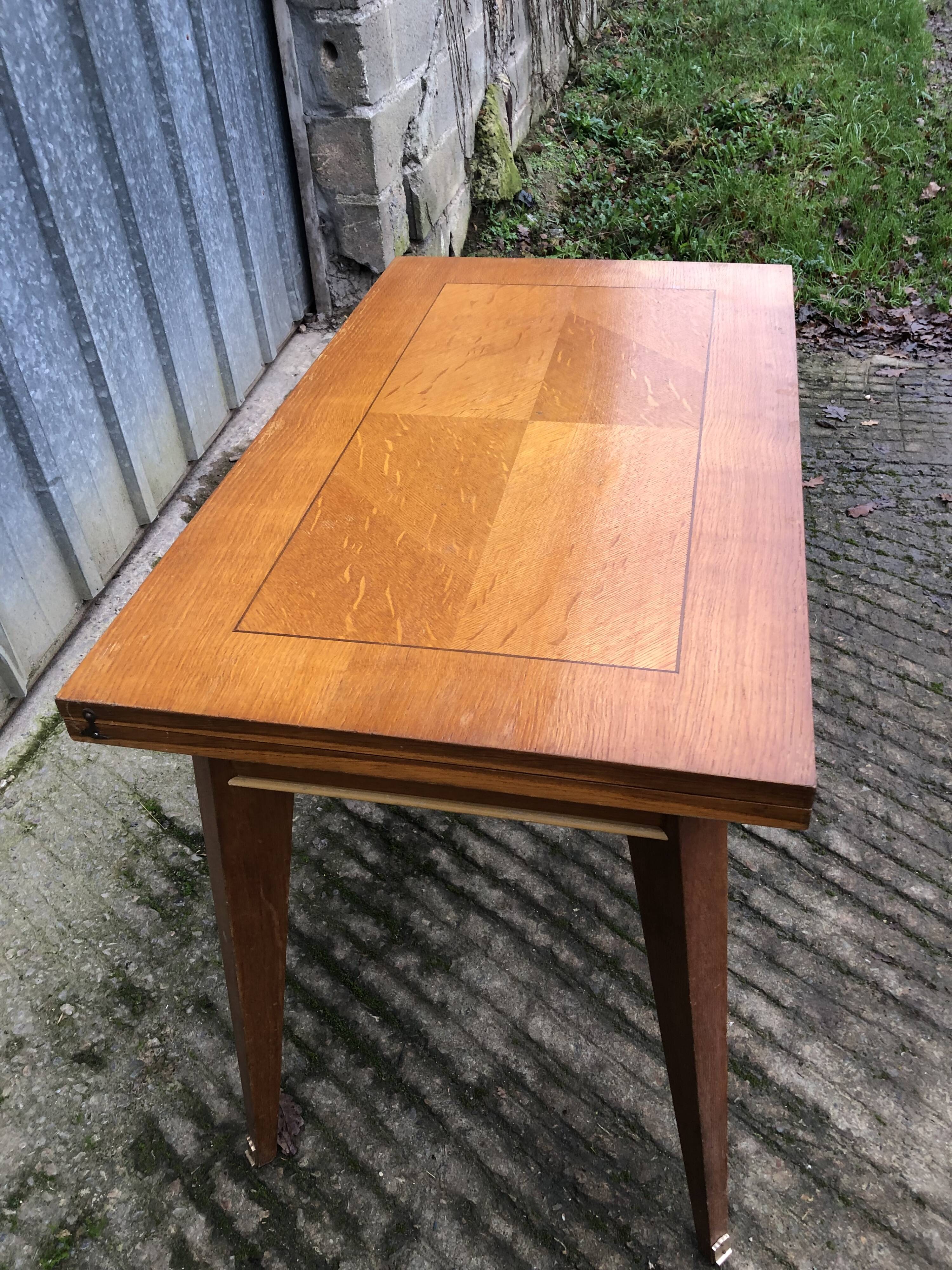 Table vintage portefeuille en chêne aux pieds compas.