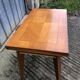 Table vintage portefeuille en chêne aux pieds compas.
