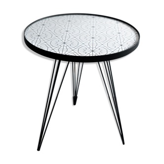 Patterned white round table