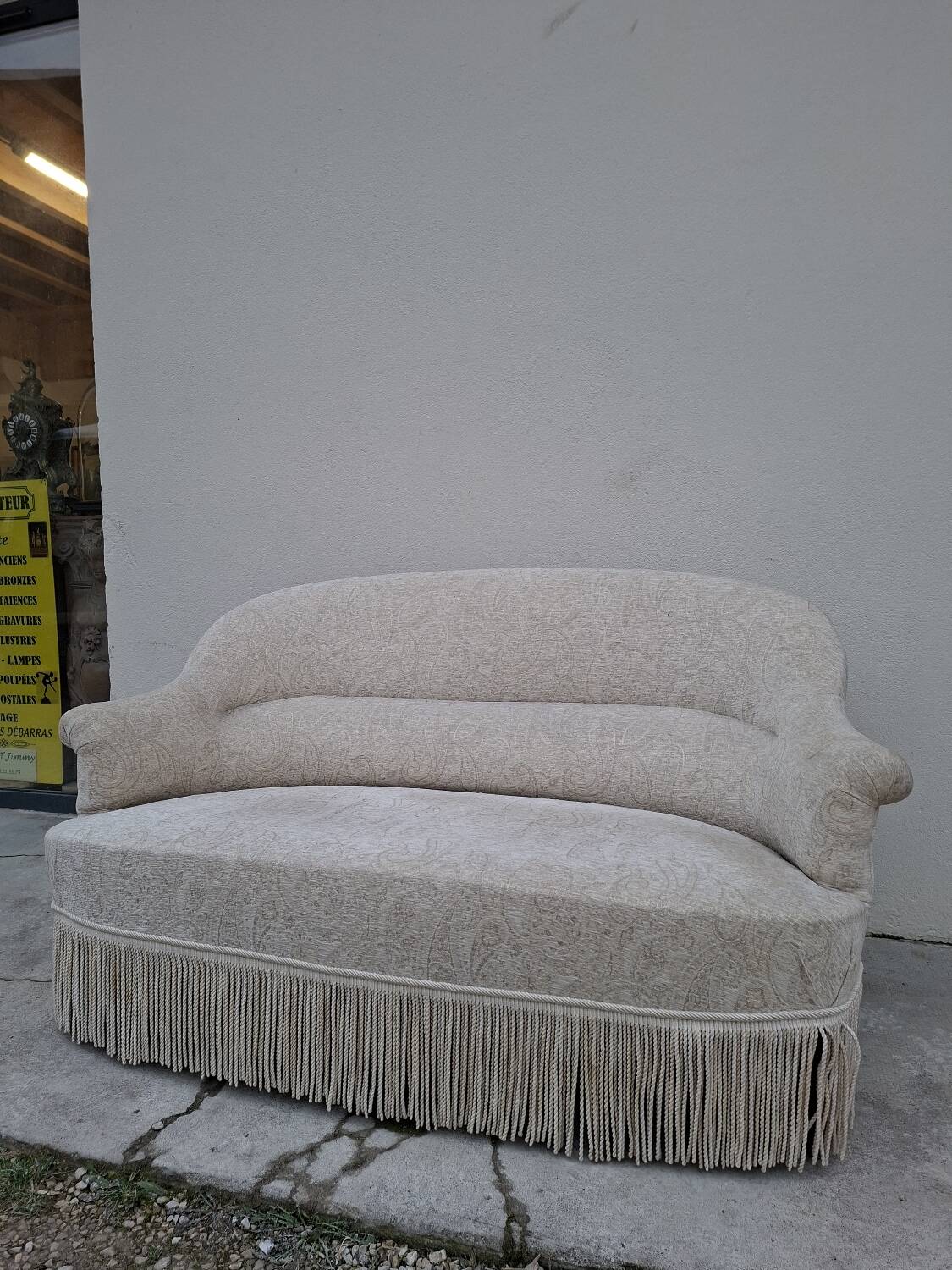 "Crapaud" bench in the richly decorated Napoleon III style.