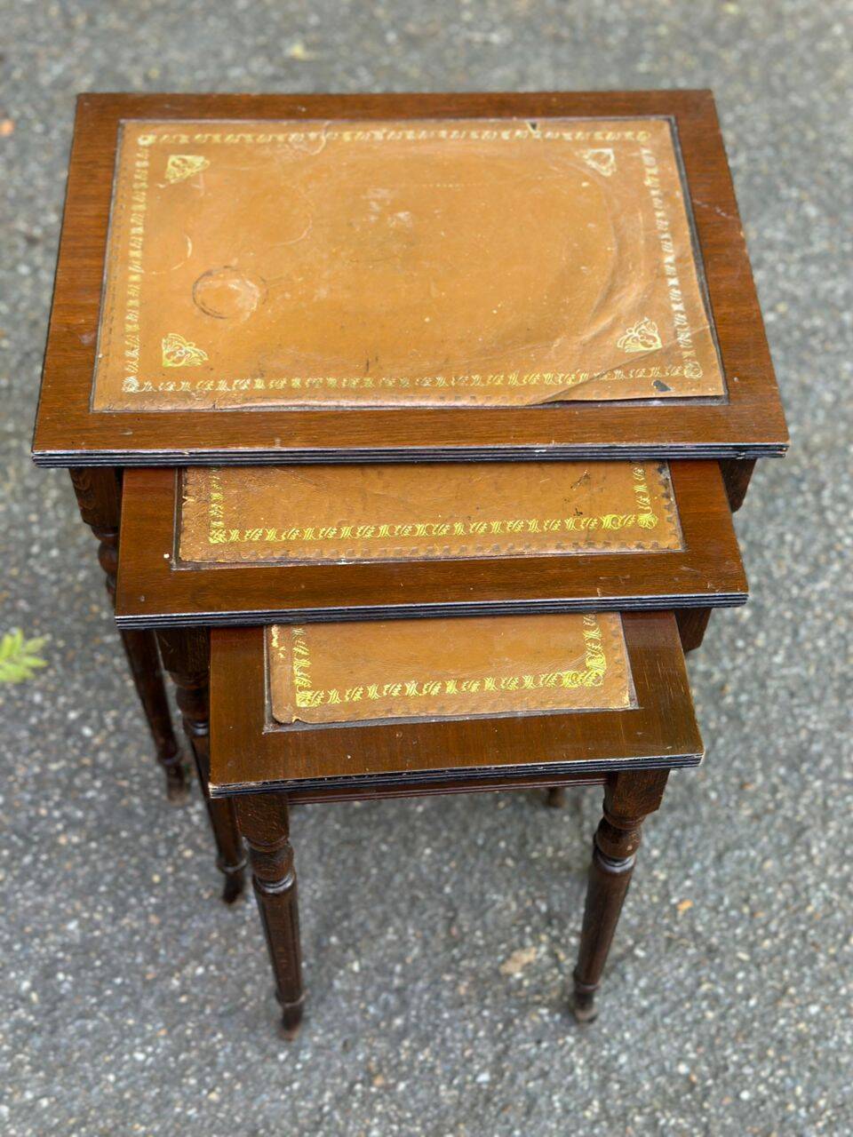 3 nesting tables in solid wood and tawny leather from the 1950s.
