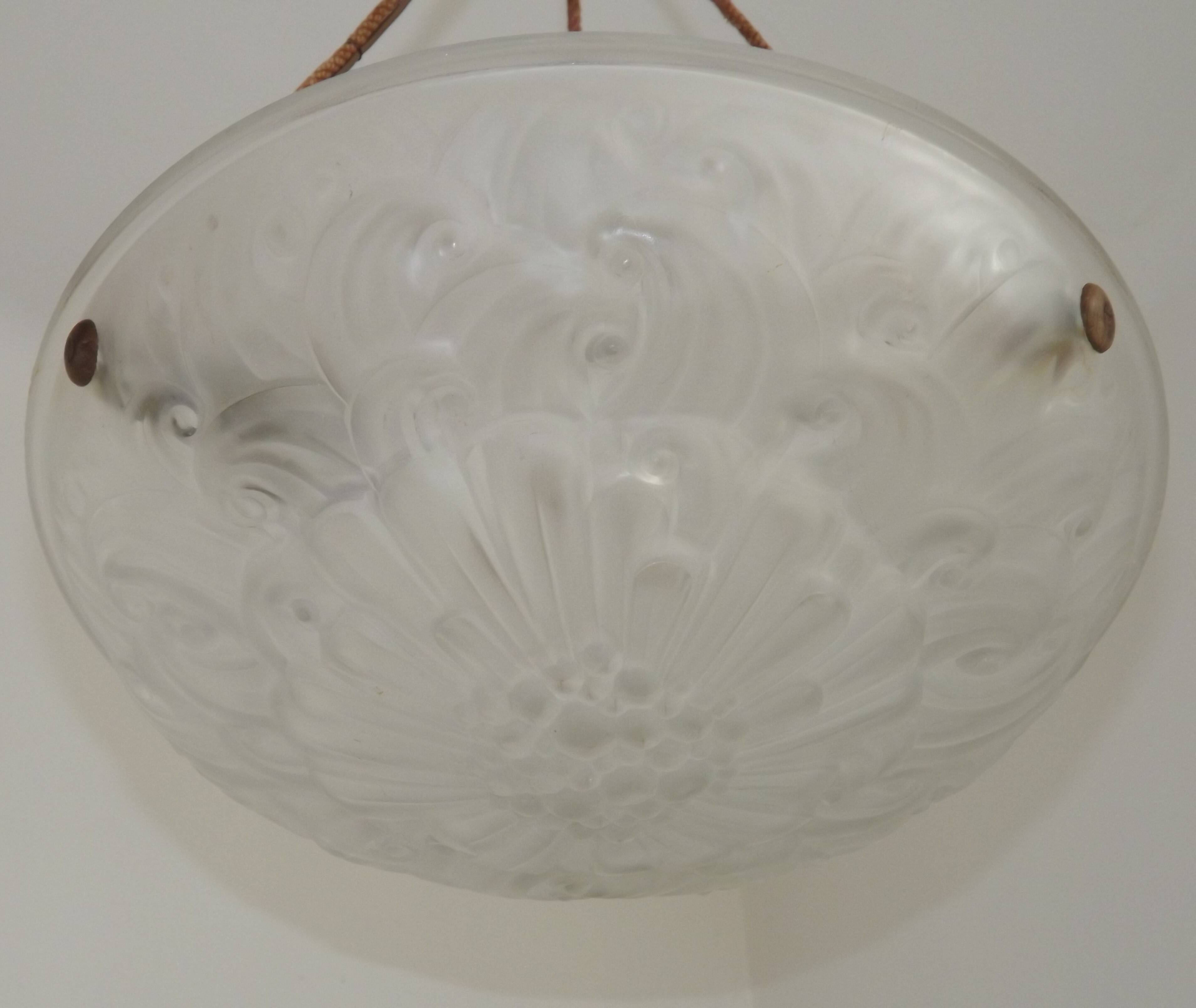 Lustre en pâte de verre blanche Art Déco français signé Sousman Déposé.