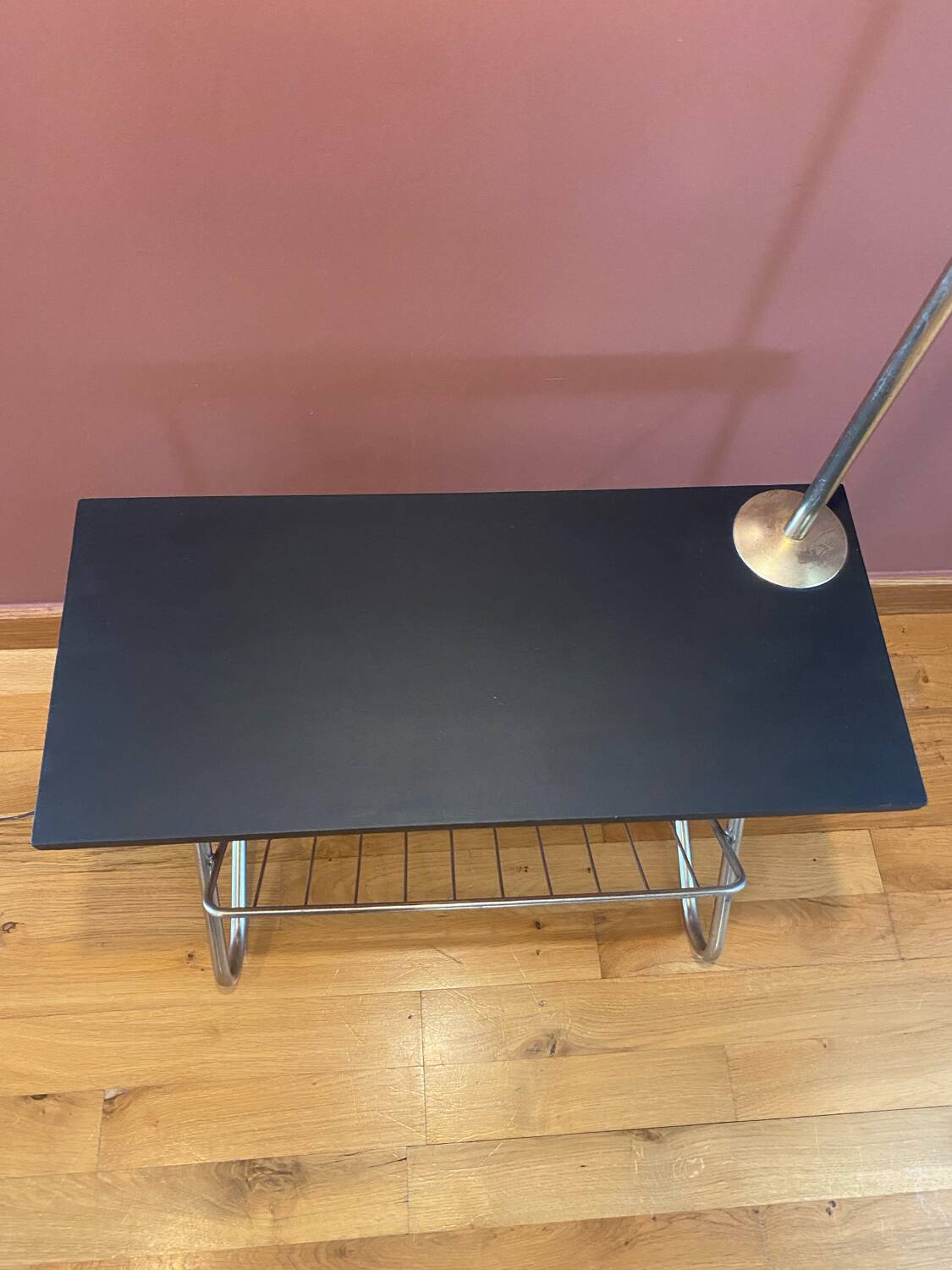 Lampadaire liseuse à tablette et porte revue vintage français 1960.