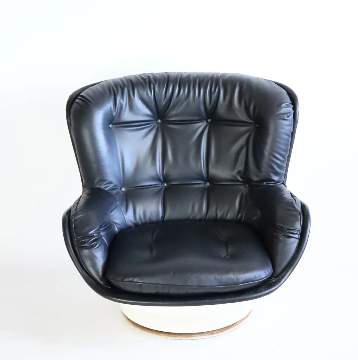 "Karaté" armchair by Michel Cadestin