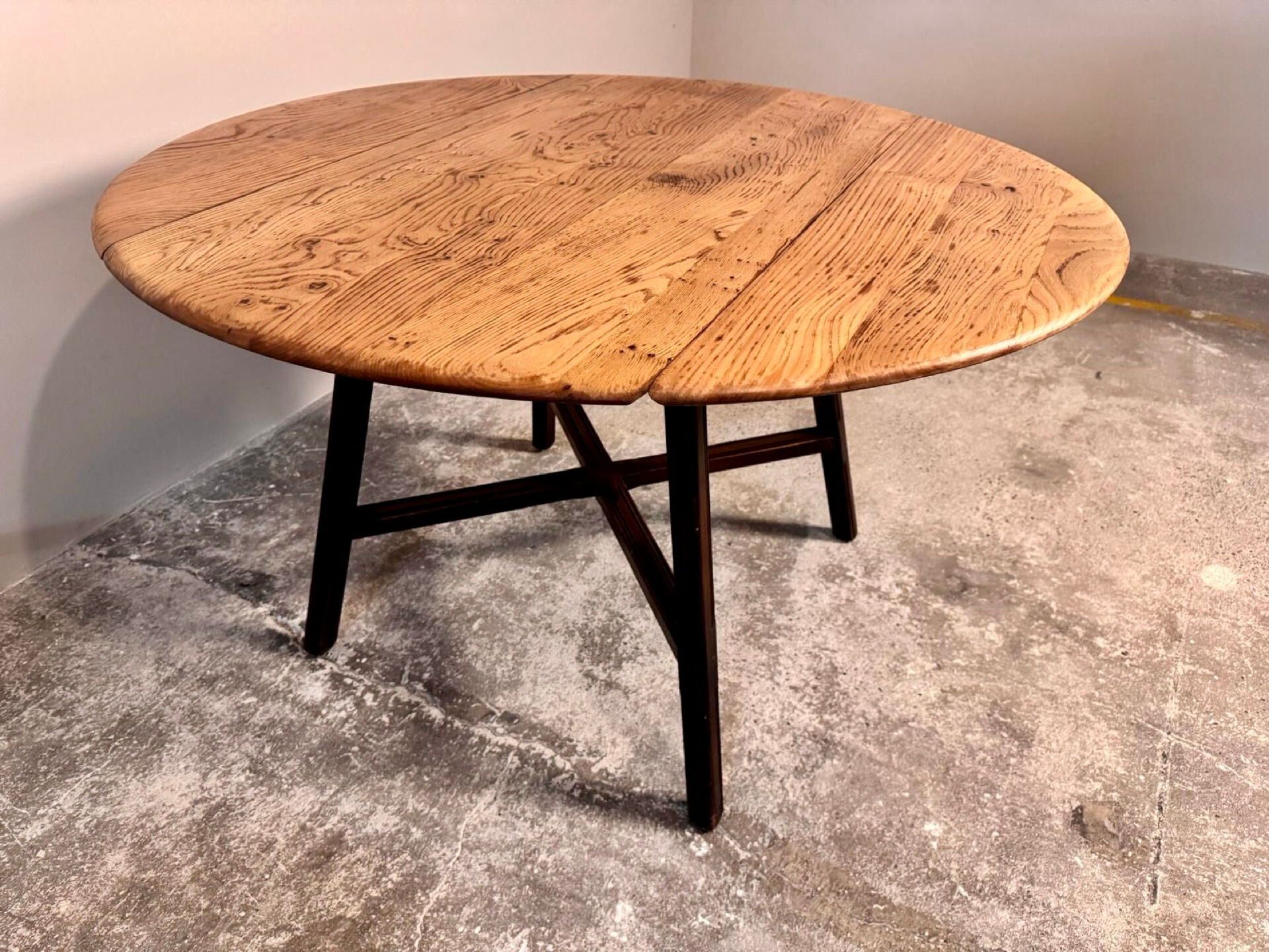 Table à manger en Orme Massif à abattants Ercol 377 