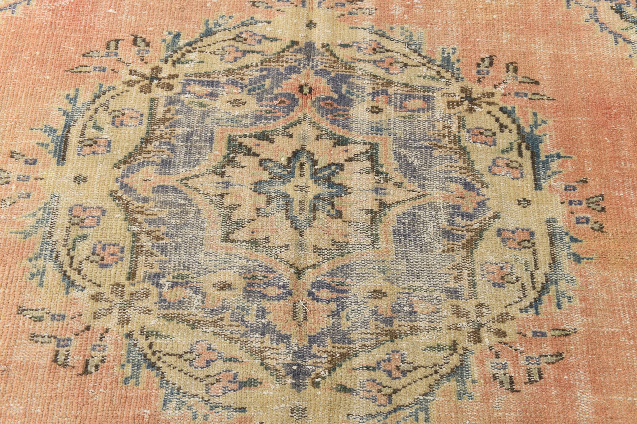 Tapis vintage en laine fait main, saumon doux et bleu marine, 183x264 cm