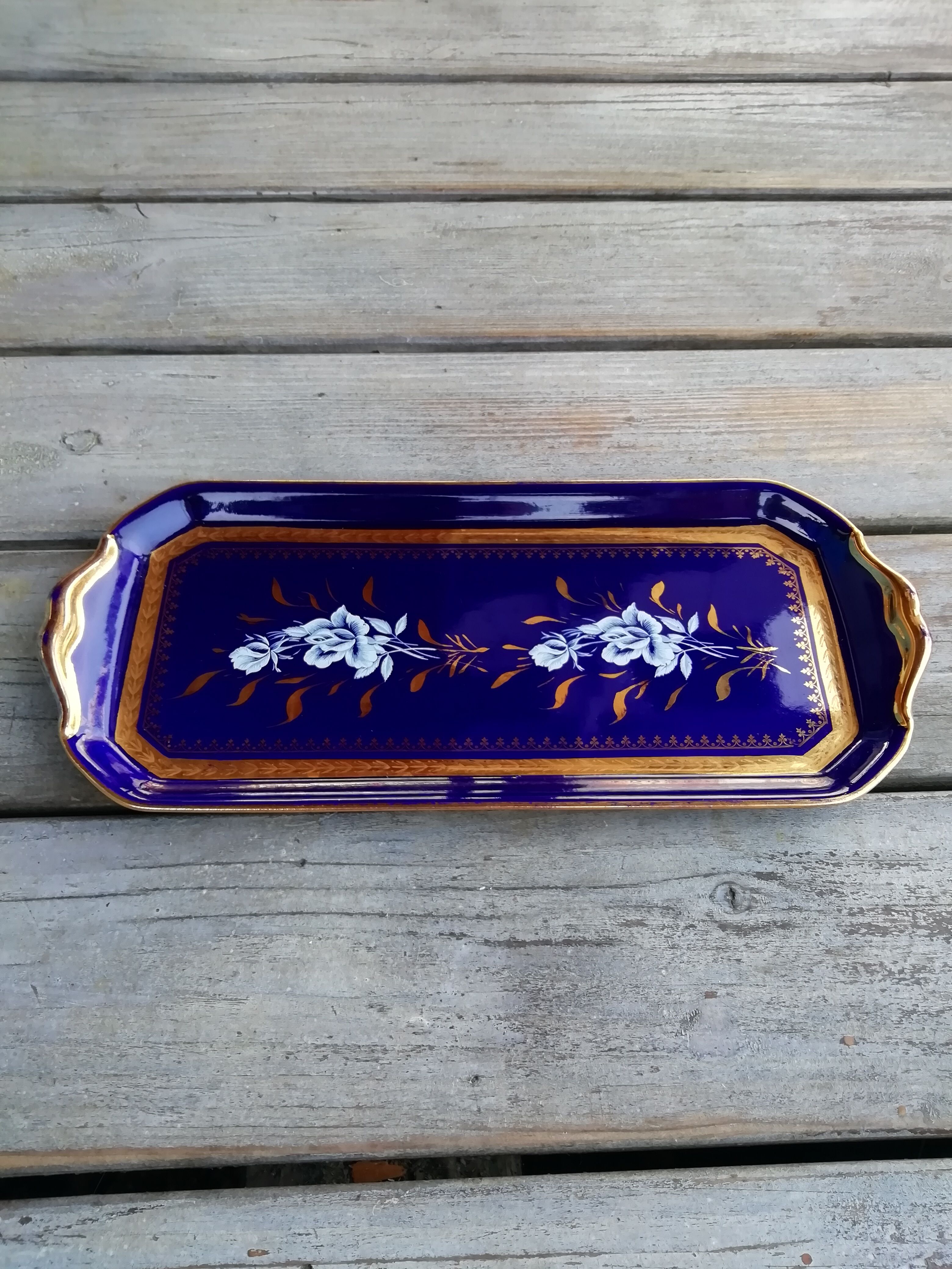 Blue and gold cake dish