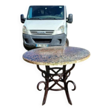 Table vintage en rotin et plateau ciment et pierre reconstituées