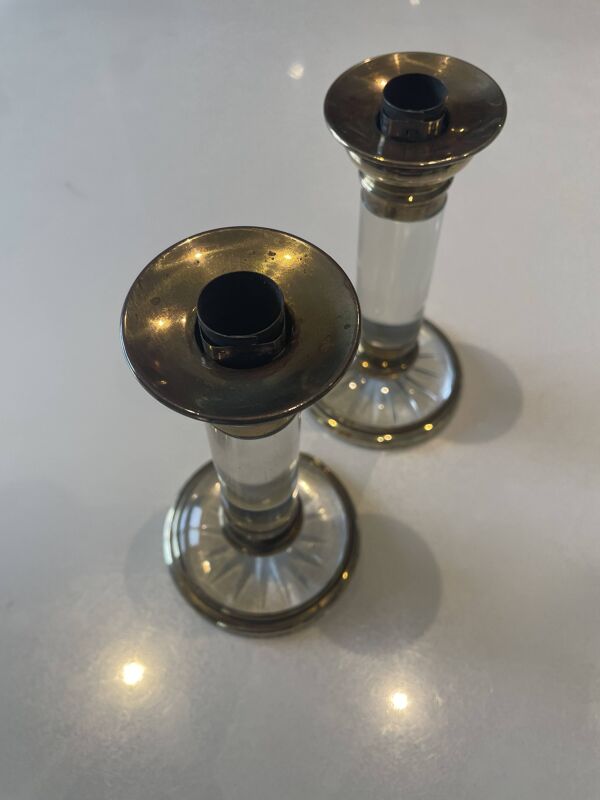 Paire de bougeoir flambeaux en cristal et laiton doré, décor Baccarat