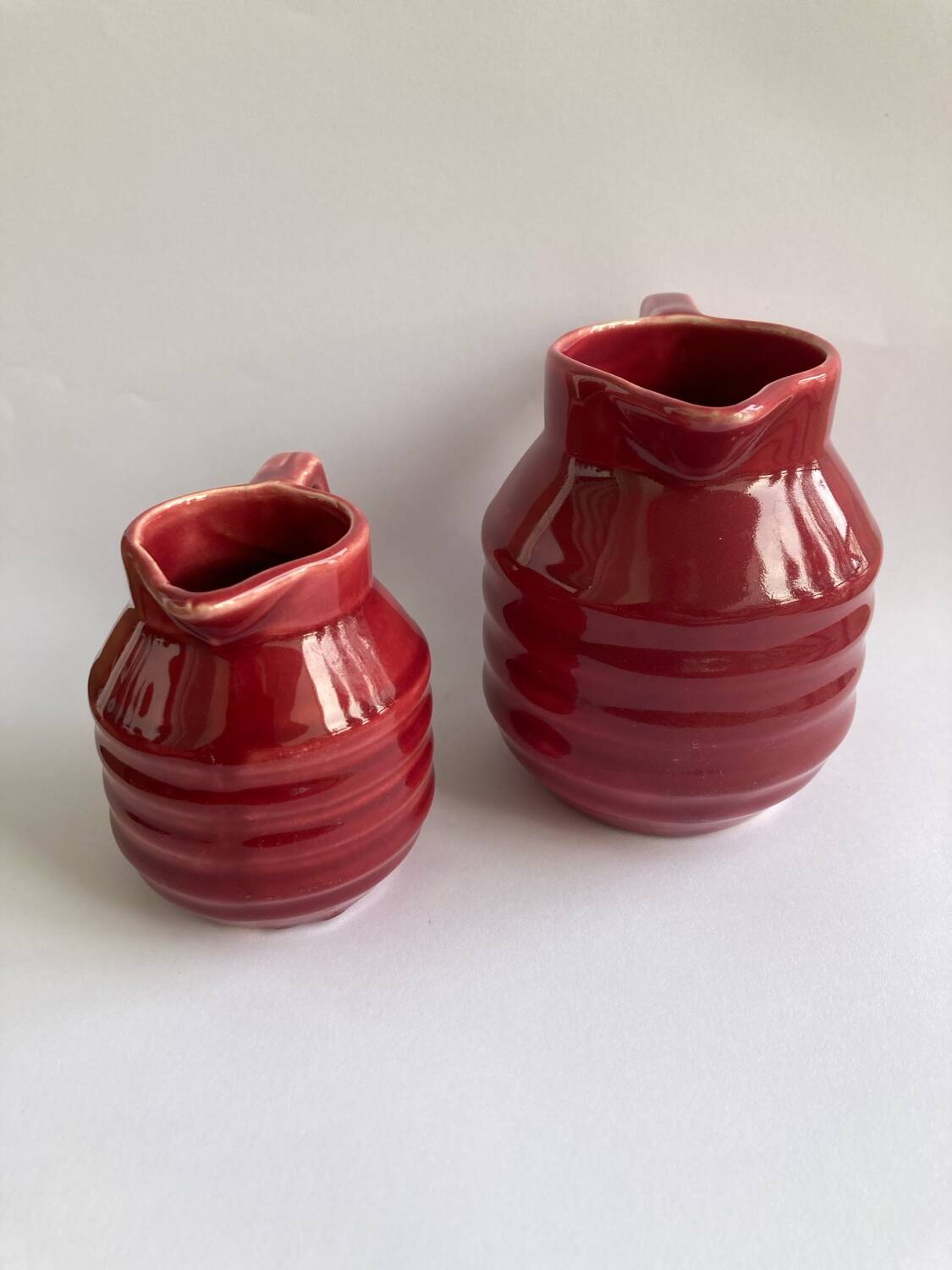 2 petits pots à lait et à crème Onnaing art déco rouge