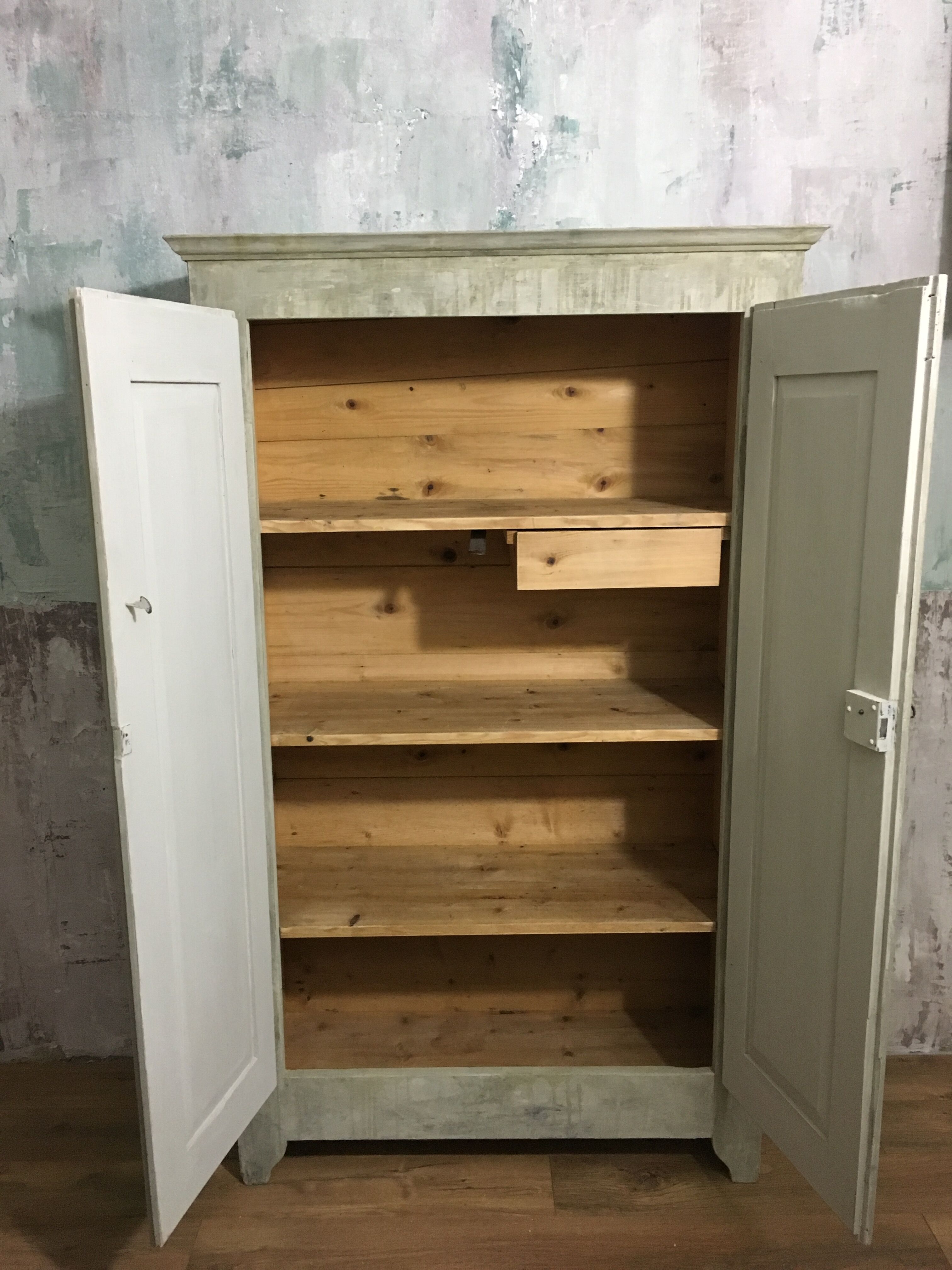 Armoire patine vieillie grège