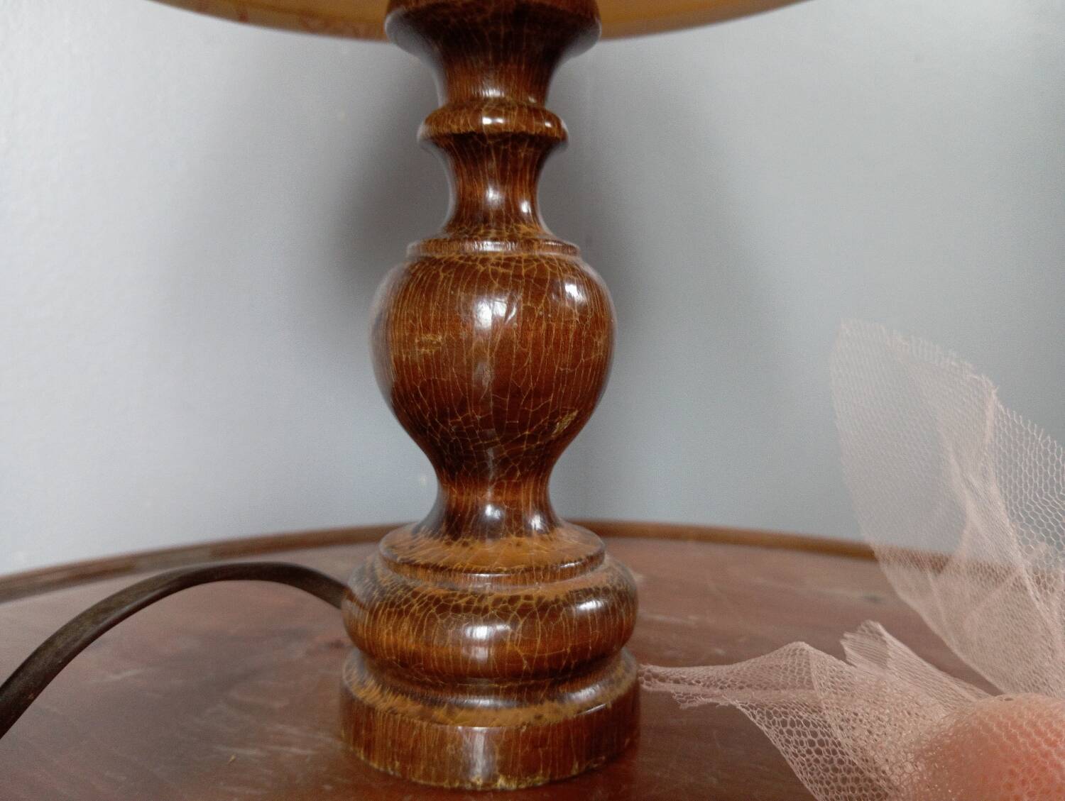 Lampe à poser abat jour toile de Jouy crème/rose, pied bois tourné 1960