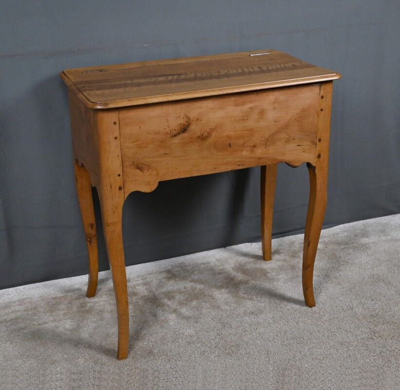 Dough table in walnut and pear wood, Louis XV – XVIII century.
