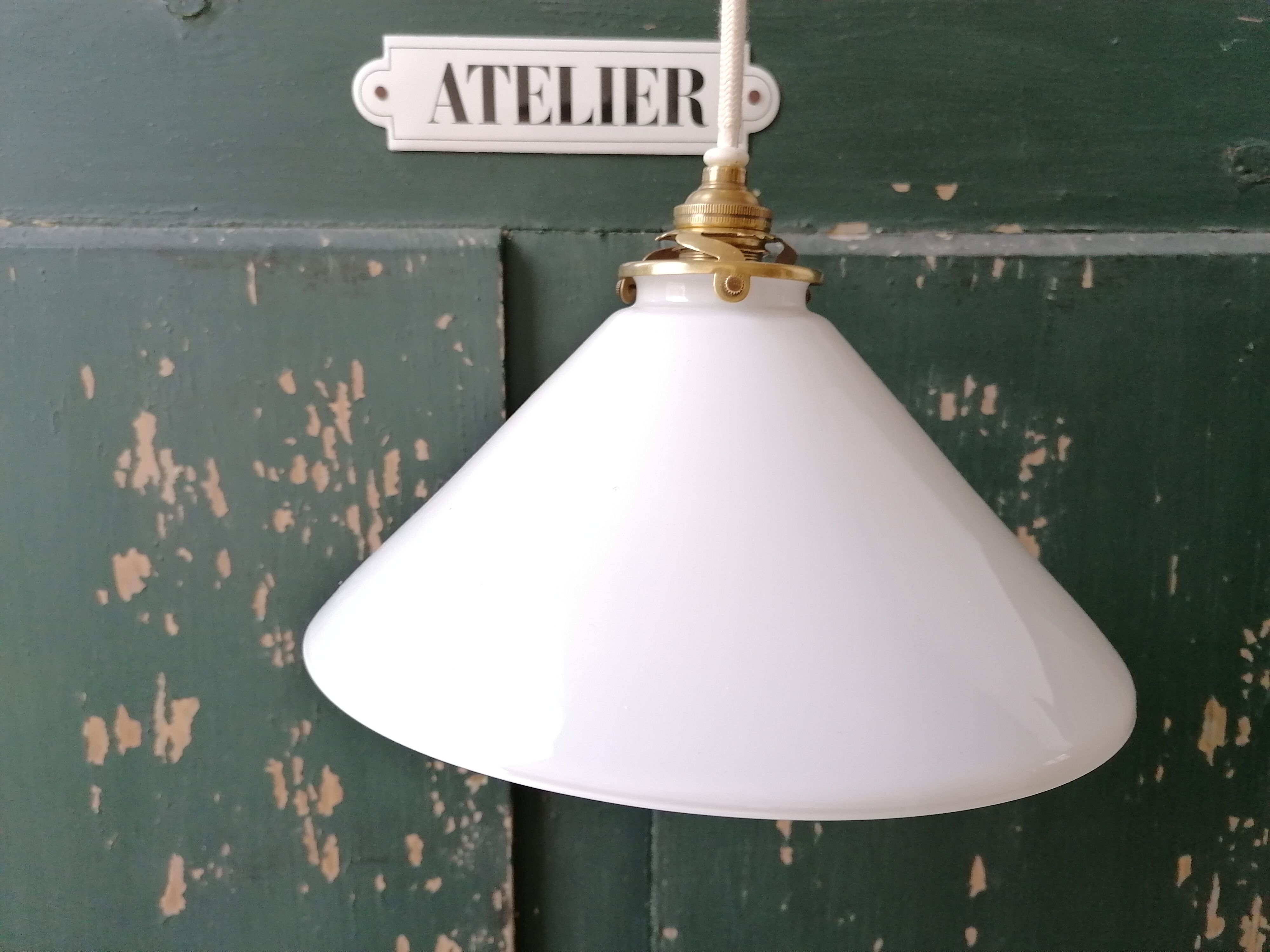 Opaline suspension
