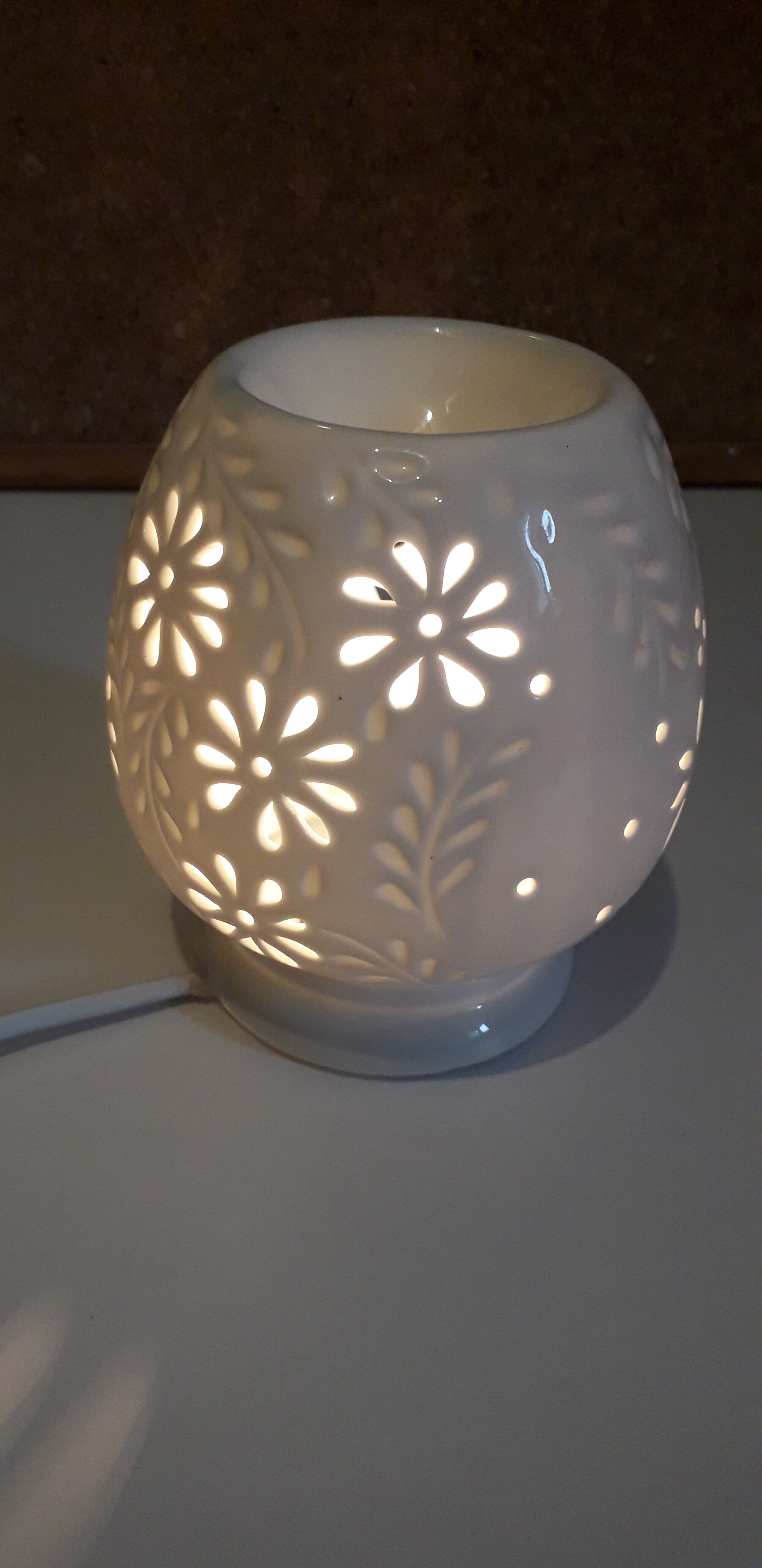 Table lamp in white porcelain openwork with flowers