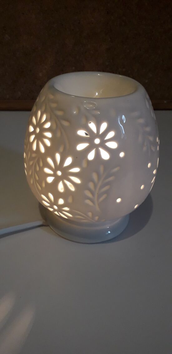 lampe ambiance à reliefs géométriques en porcelaine blanche