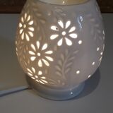 Lampe de table en porcelaine blanche ajourée de fleurs