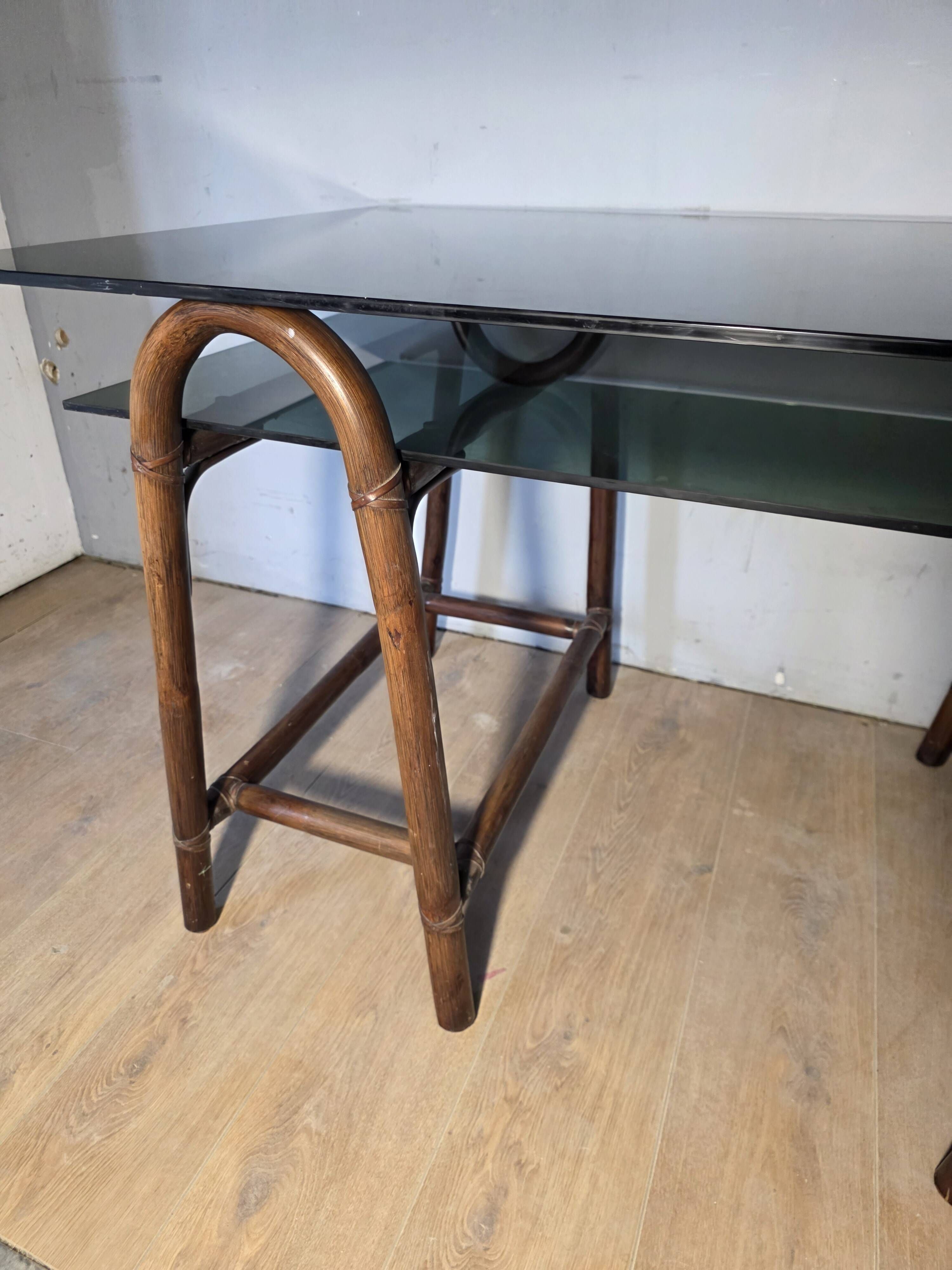 Bureau en rotin double plateau en verre fumé, années 70.