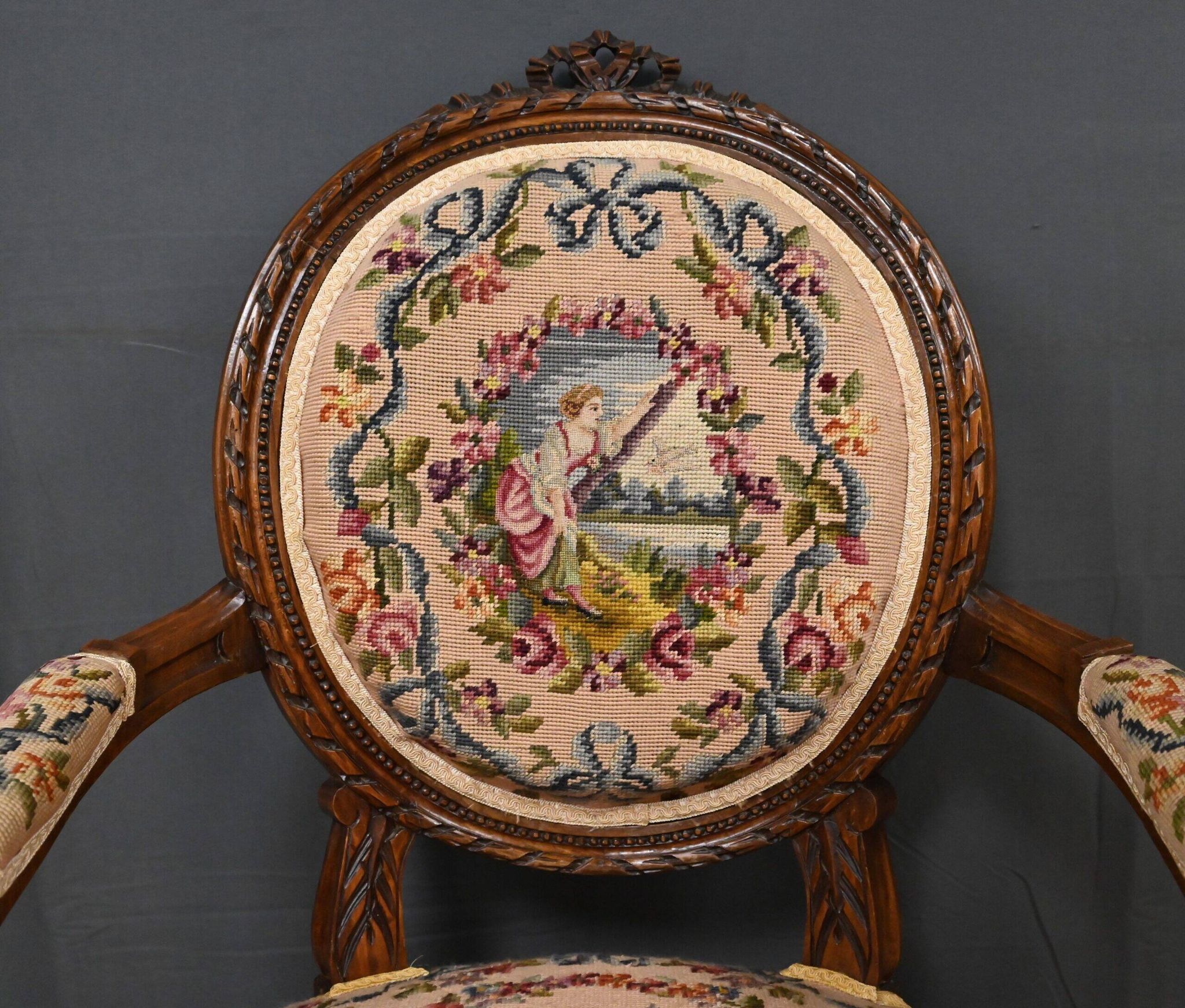 Paire de fauteuils en hêtre, style Louis XVI – début XXe