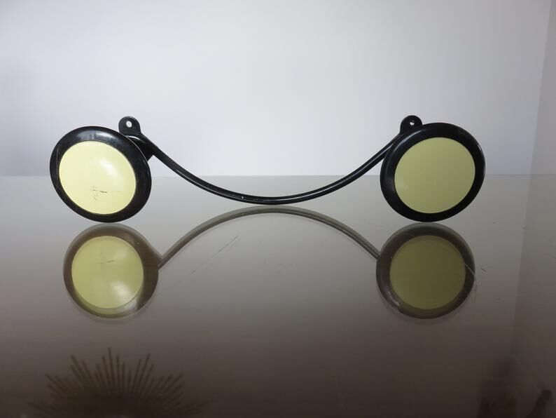 Bakelite coat and pale yellow laqué metal 50 60 years