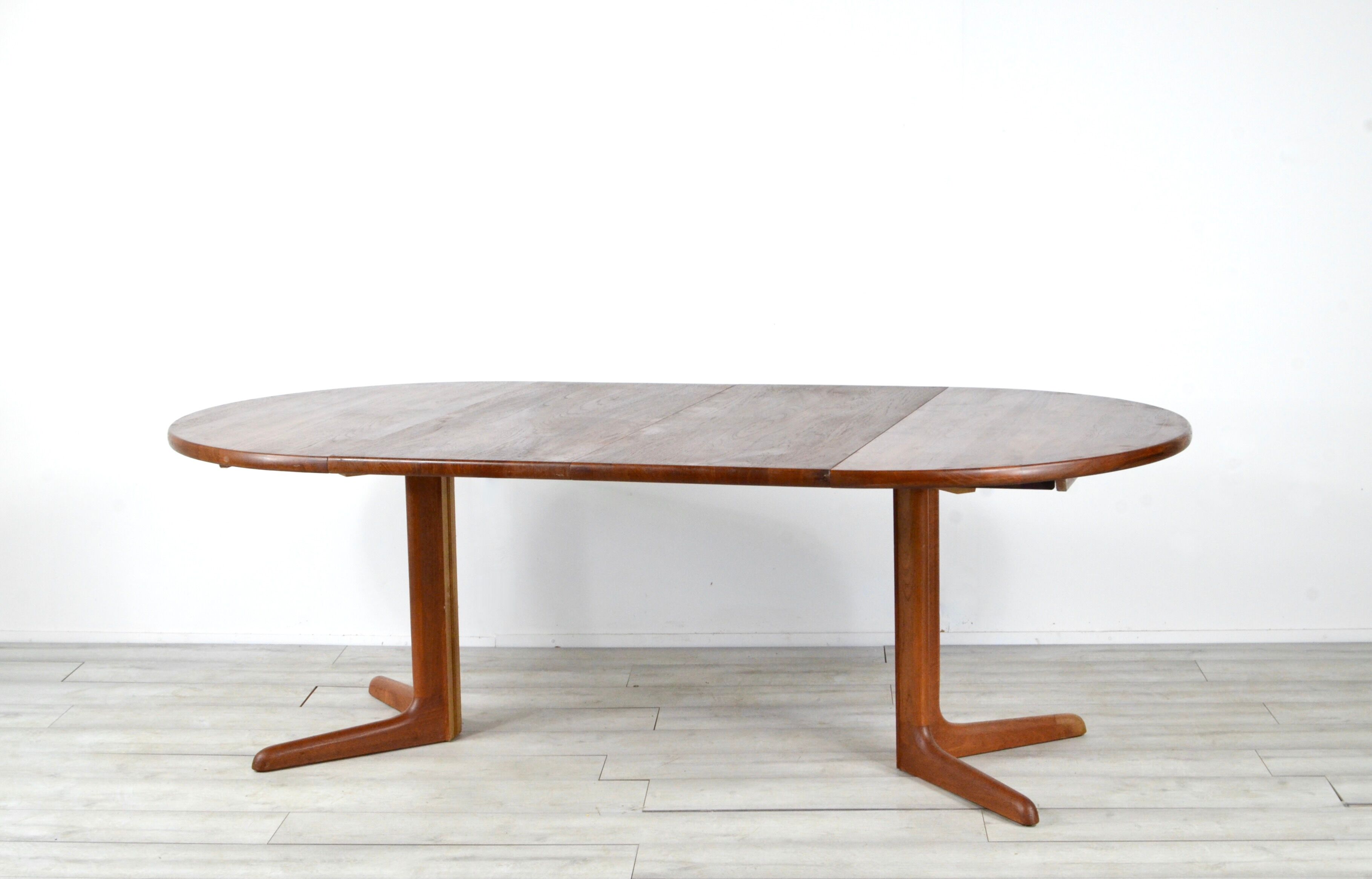 Midcentury Danish Extending Round Teak Table by Skovby. Vintage Modern / Scandinavian Style /Retro.