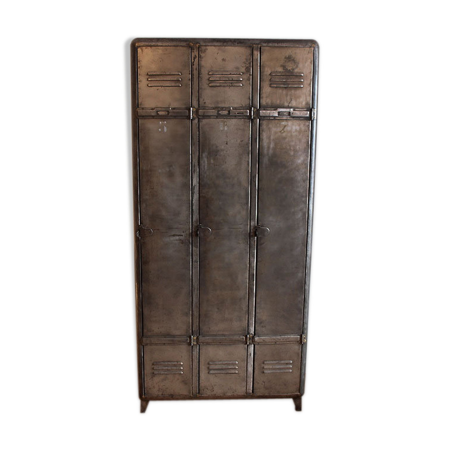 Industrial metal vest 3 doors rounded corners