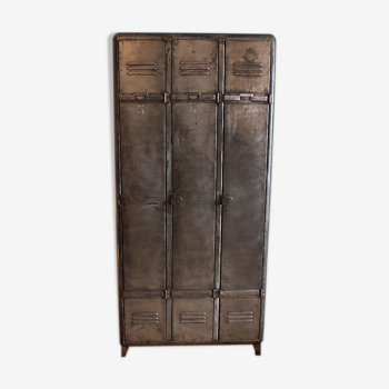 Industrial metal vest 3 doors rounded corners