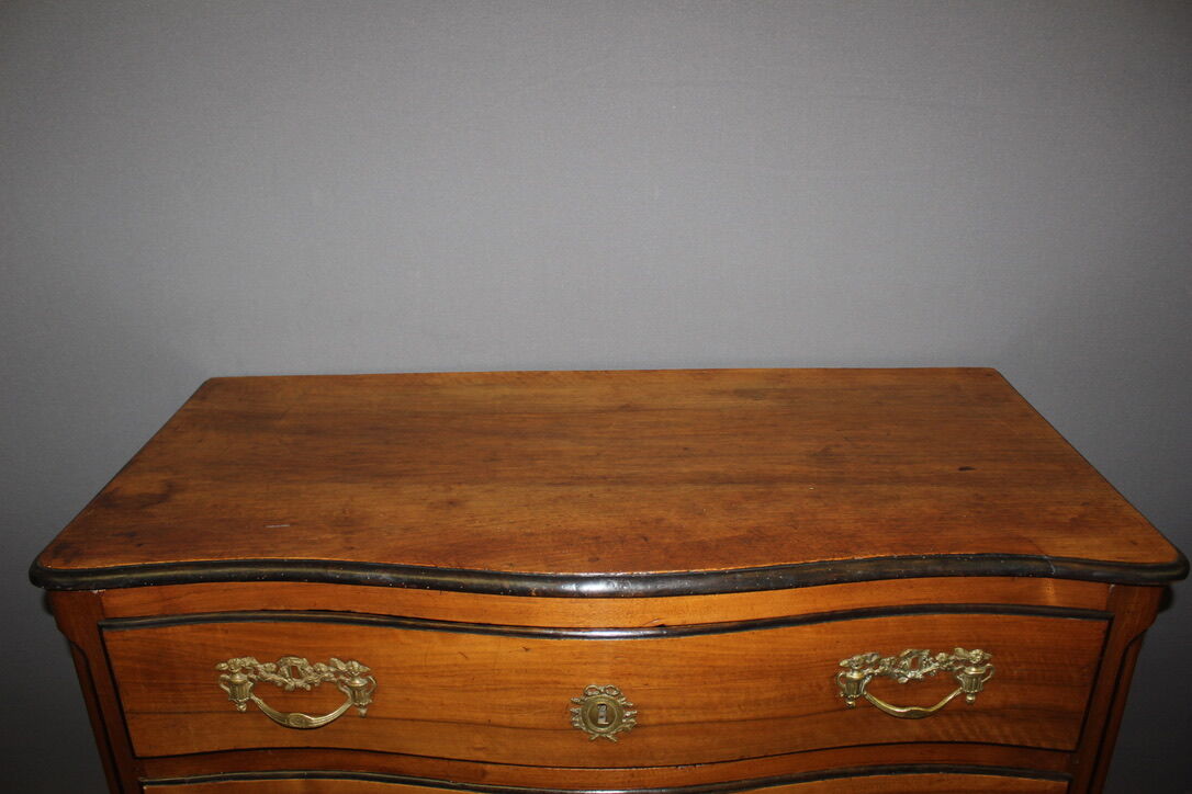 Curved chest of drawers Louis XV in blond walnut XVIII