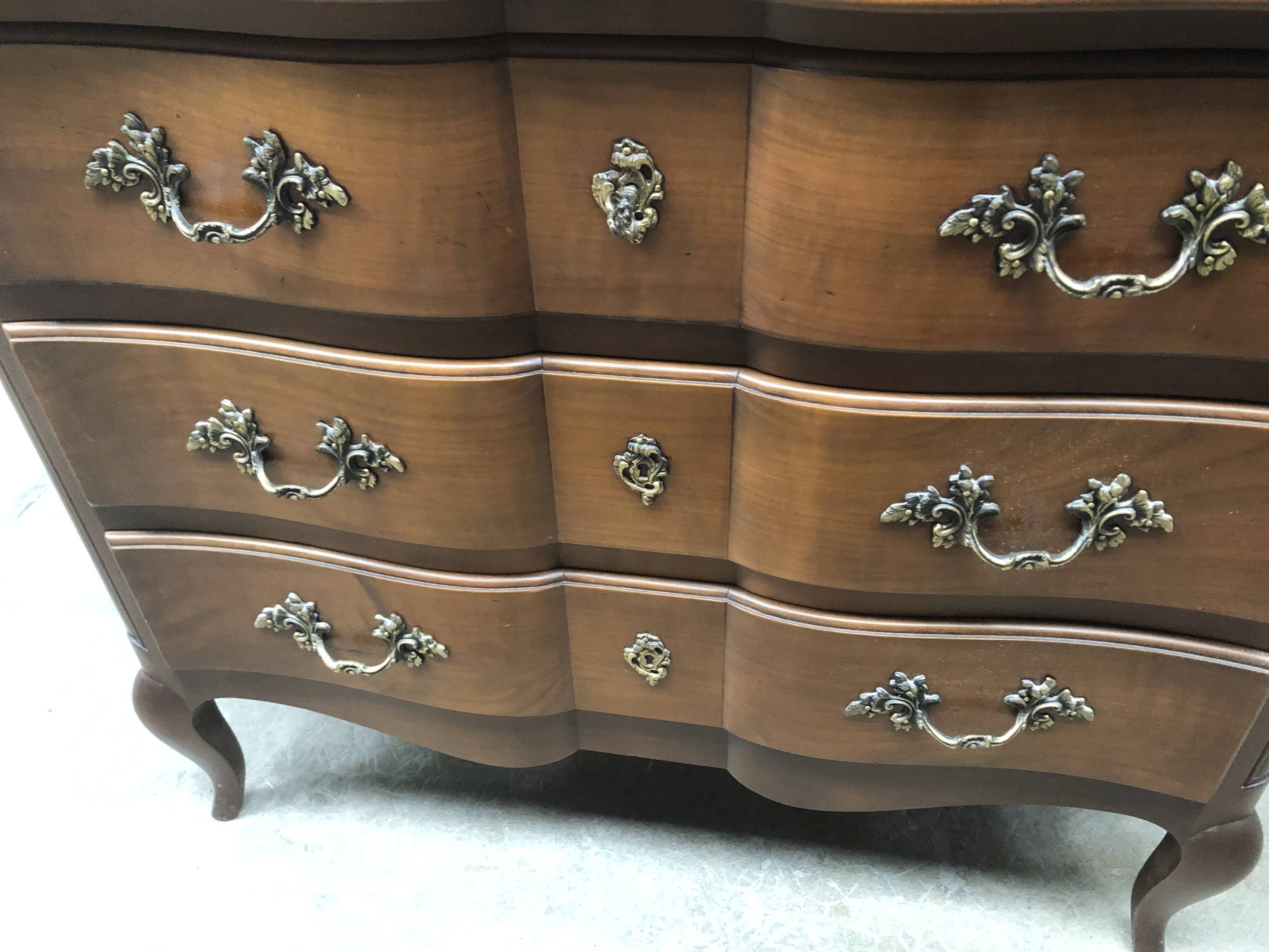 Commode de style Louis XV merisier
