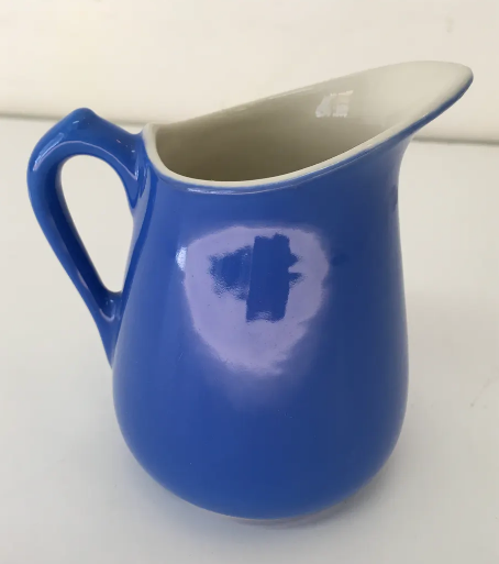 Pichet en céramique bleue