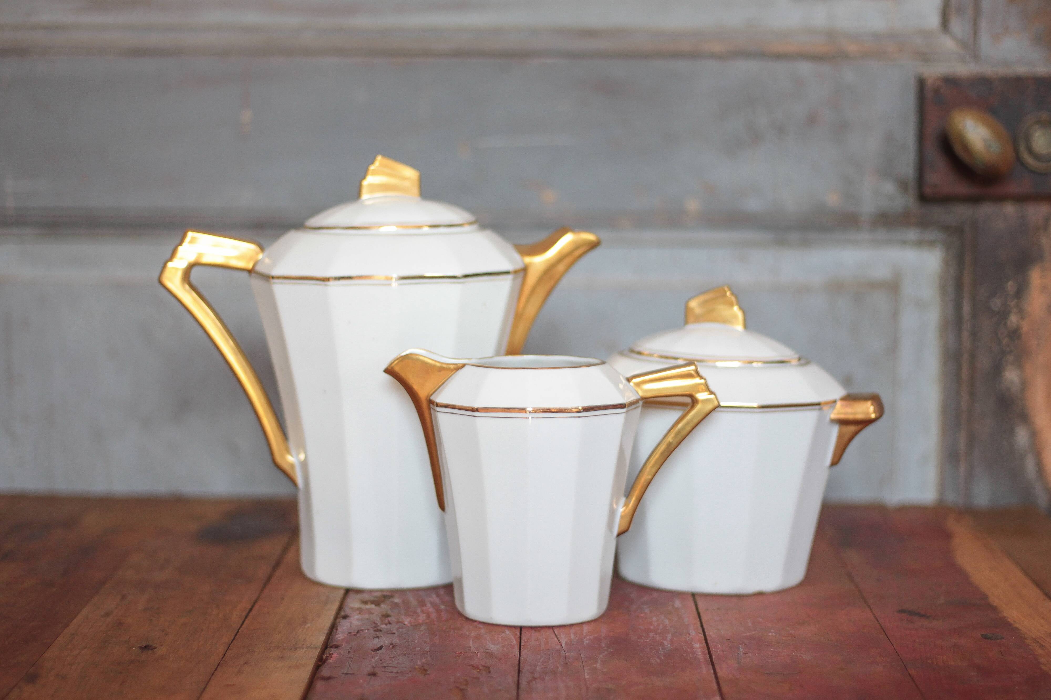 Art Deco porcelain tea service from Limoges, sugar bowl and milk jug, kitchen.