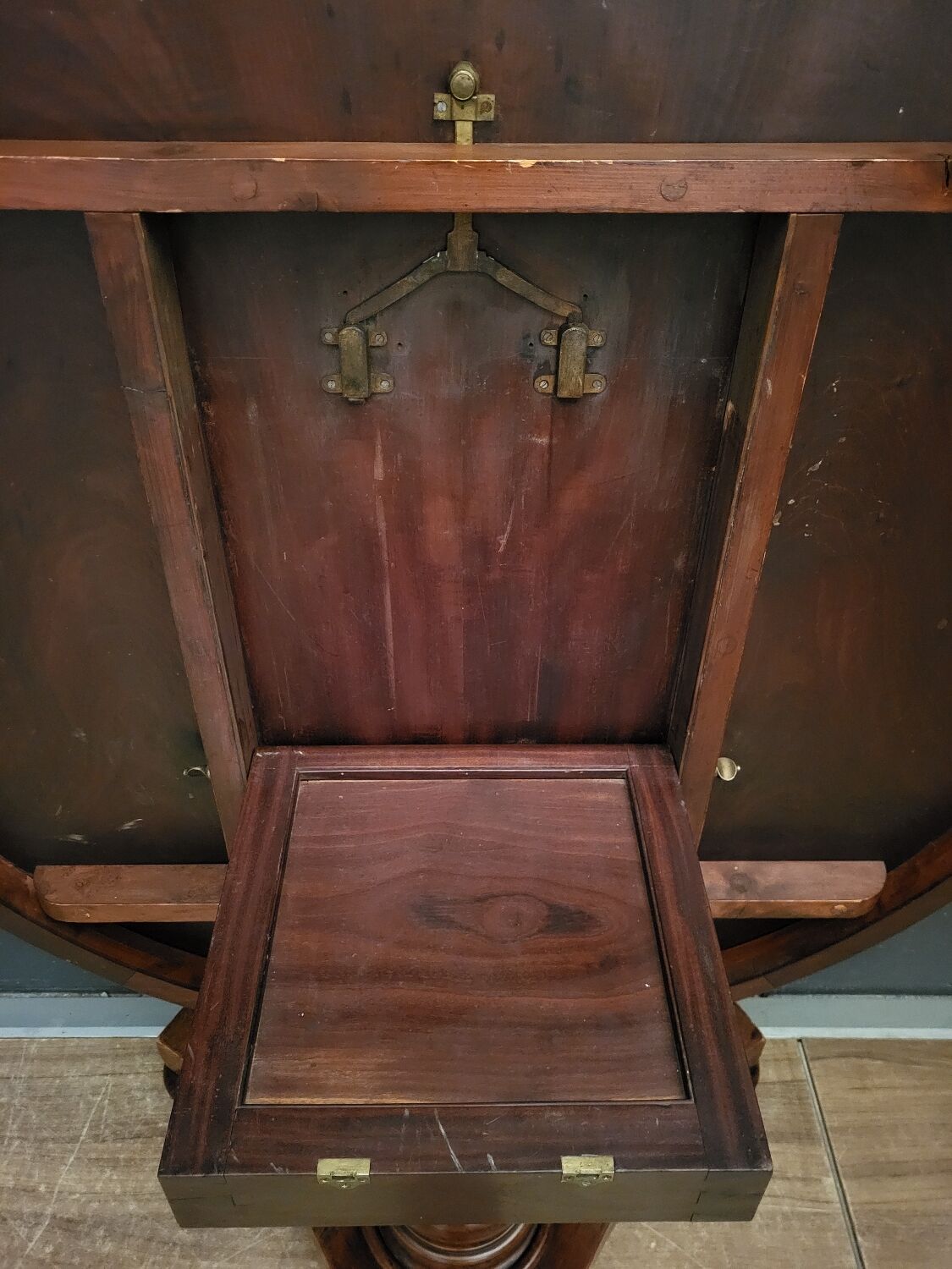 Round table Louis Philippe style in solid wood