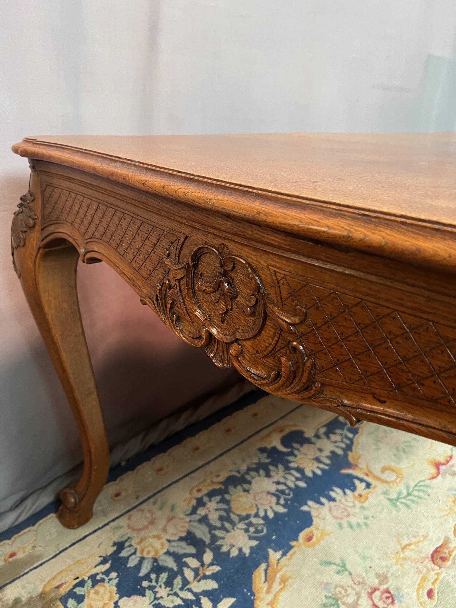 Table à manger extensible avec une longueur maximale 375 cm.