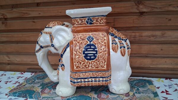 Grand éléphant en céramique