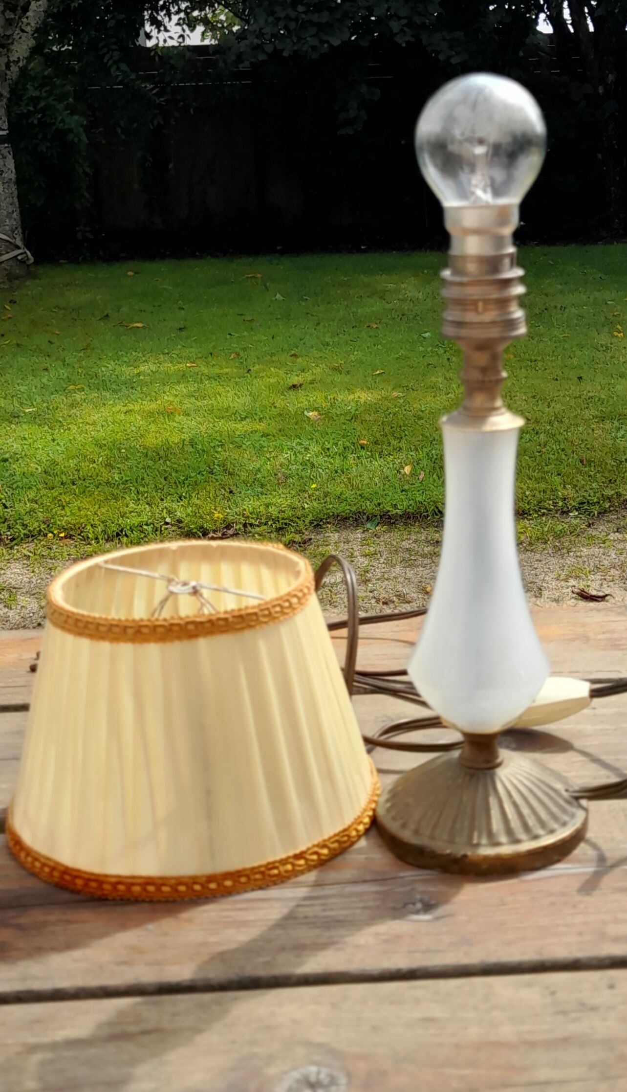 Old small lamp to put foot opaque glass, golden metal base