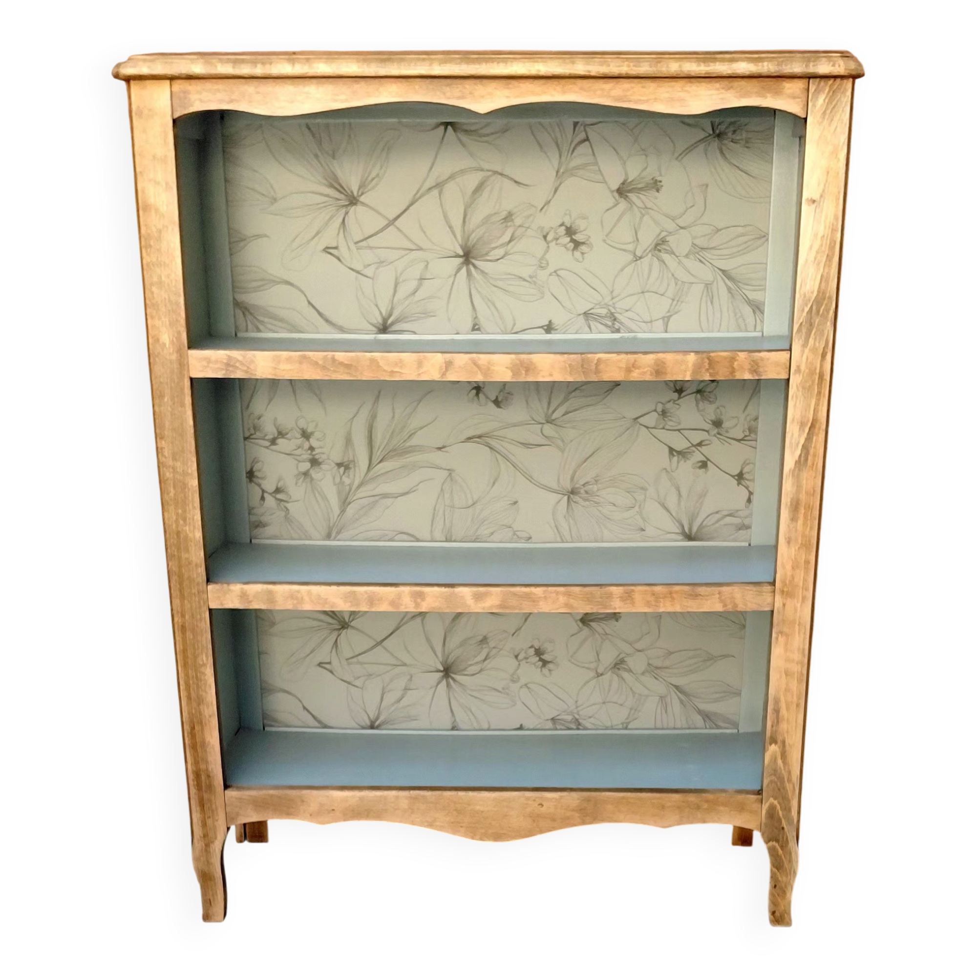 Small upcycled vintage bookshelf – Wood and floral background