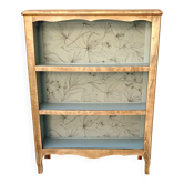 Small upcycled vintage bookshelf – Wood and floral background