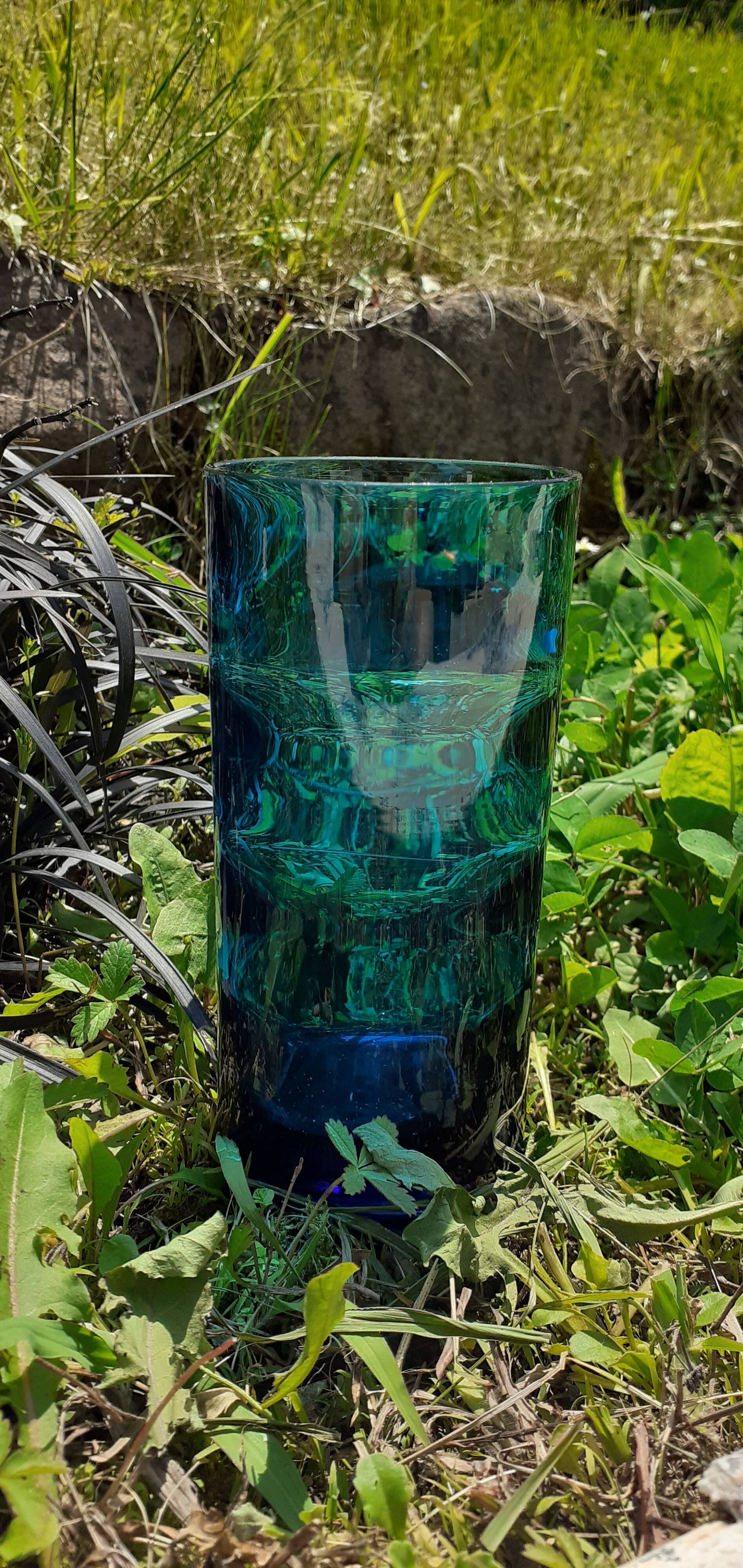 Vase en verre bleu