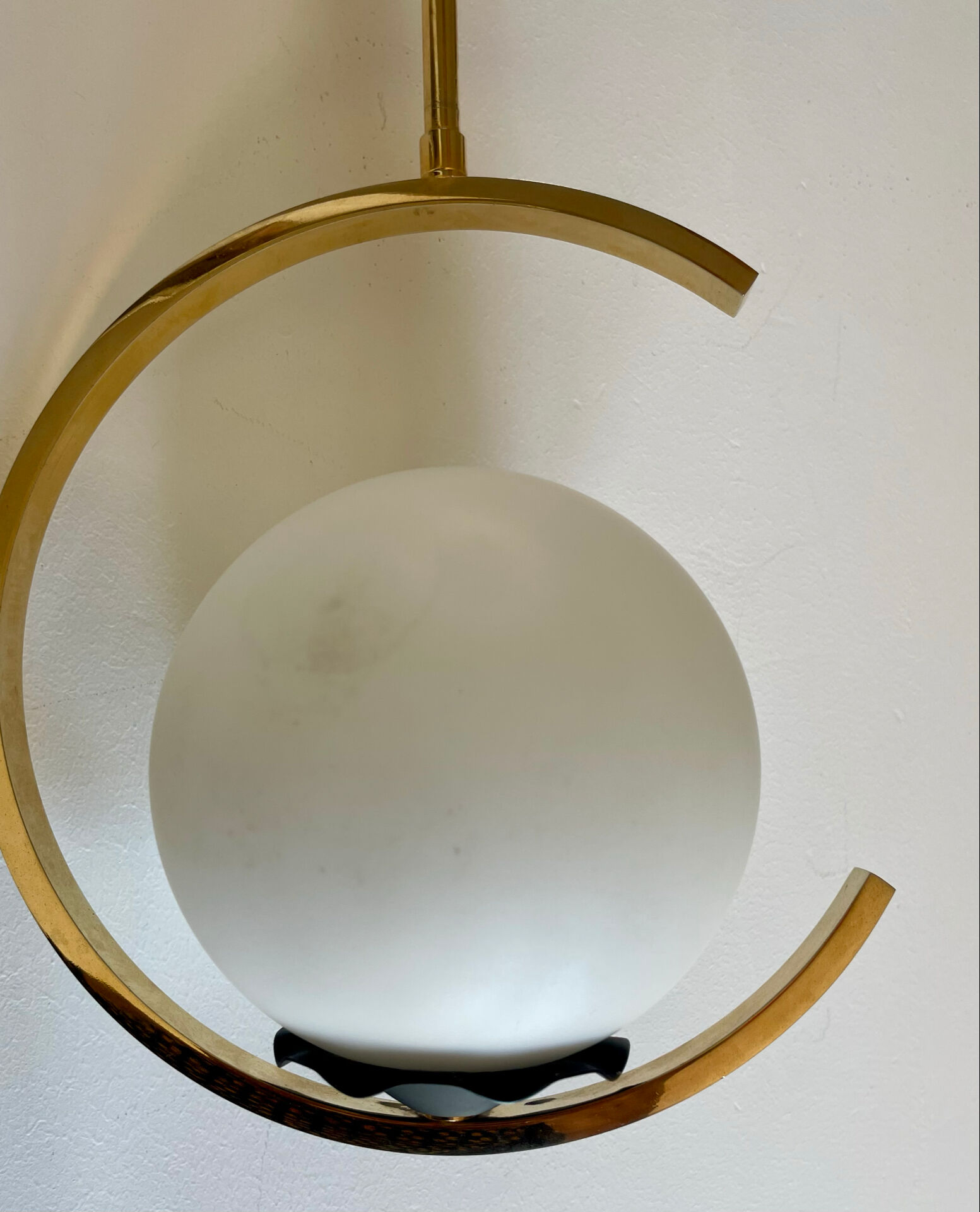 Suspension mid-century laiton et verre opalin