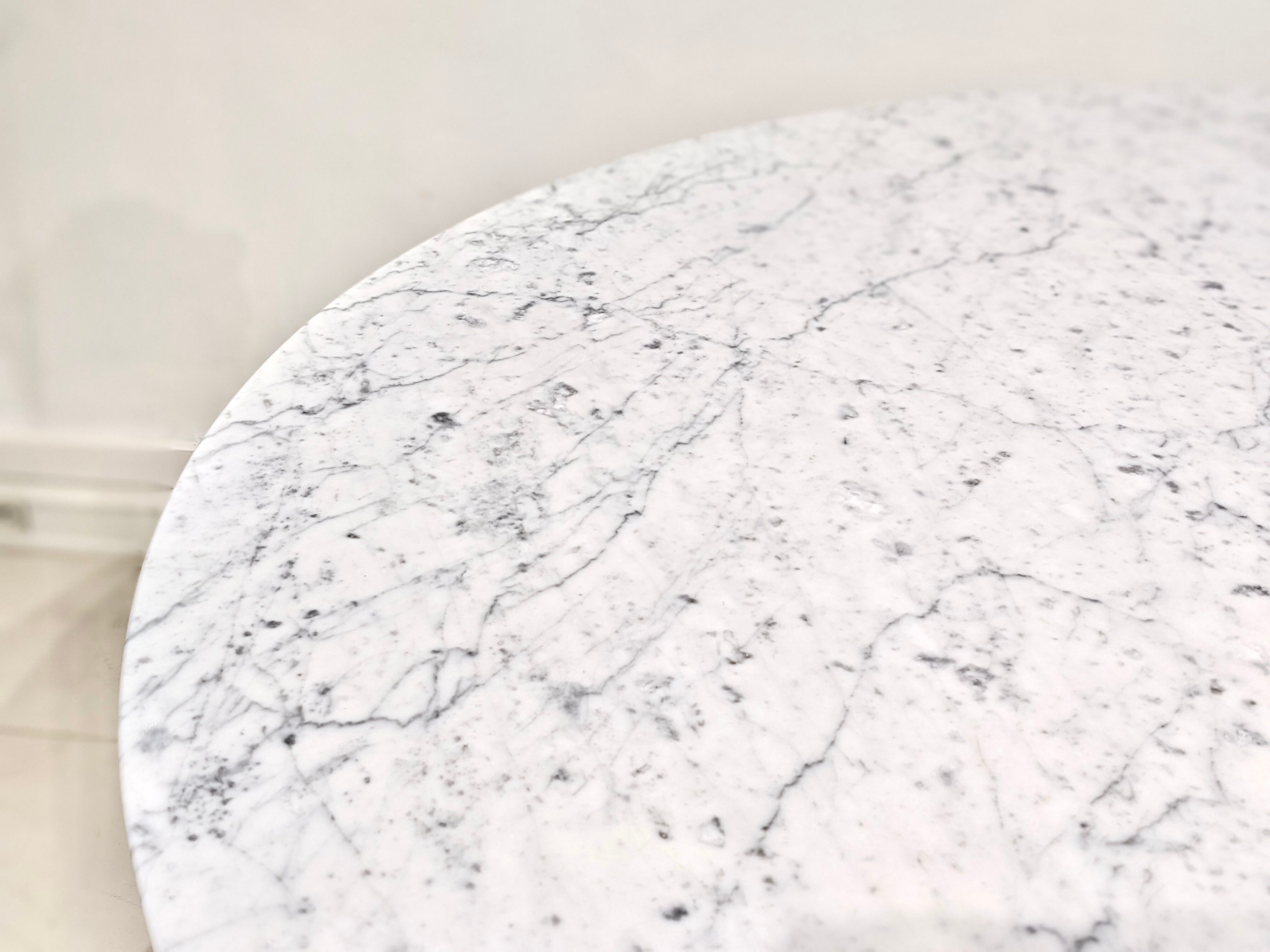 Round table in carrara mabre by Eero Saarinen for Knoll