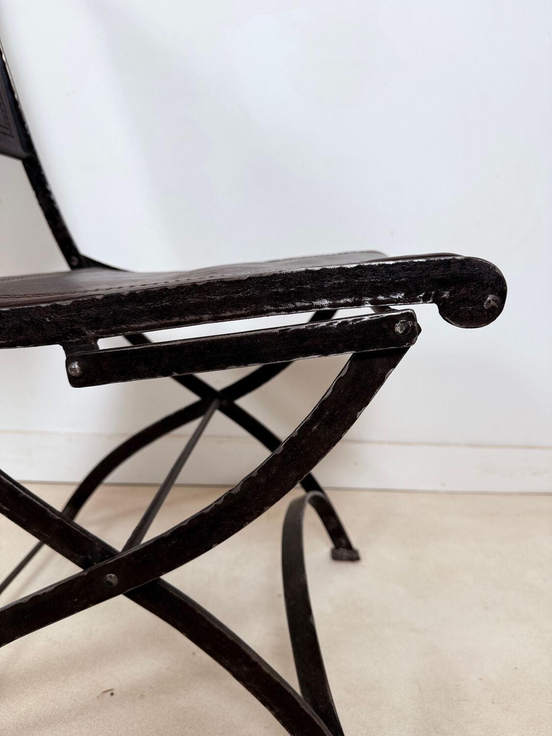 Ensemble de 2 chaises pliantes anciennes en fer forgé et cuir
