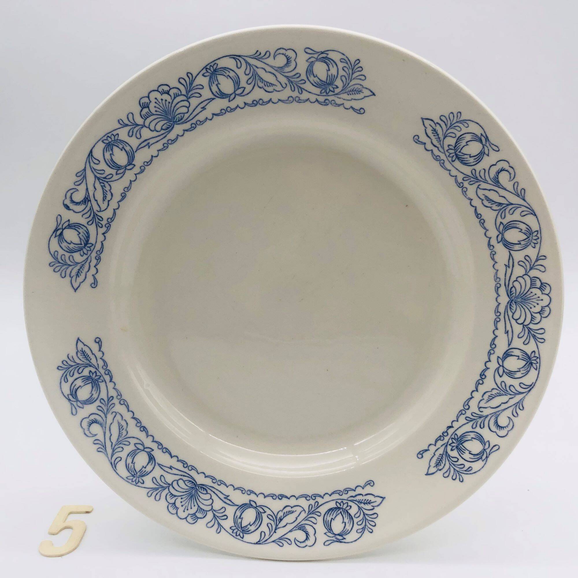 Series of 6 mismatched dinner plates.